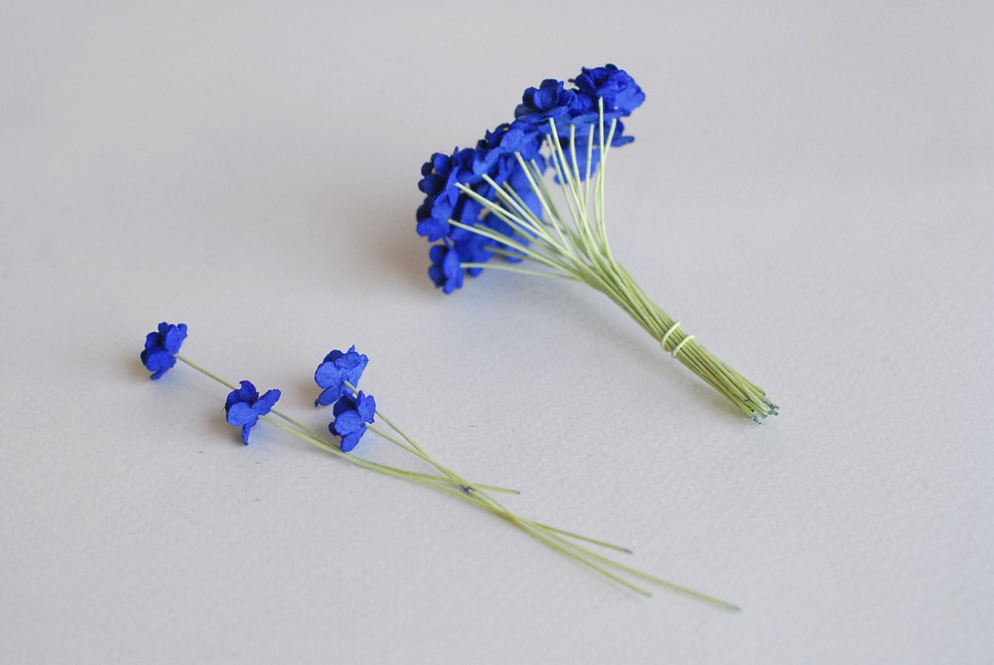 ดอกไม้กระดาษสา ดอกไม้กระดาษสาราคาส่ง ดอกไม้กระดาษสำหรับตกแต่ง งานแต่งงาน หรือติดของชำร่วย ดอก creeping lady 100 ดอก ขนาด 0.8 cm. สีน้ำเงินน้ำทะเล Small Paper Flower with stem, 100 pcs., size 0.8 cm., creeping flowers 2 layers, ocean blue color