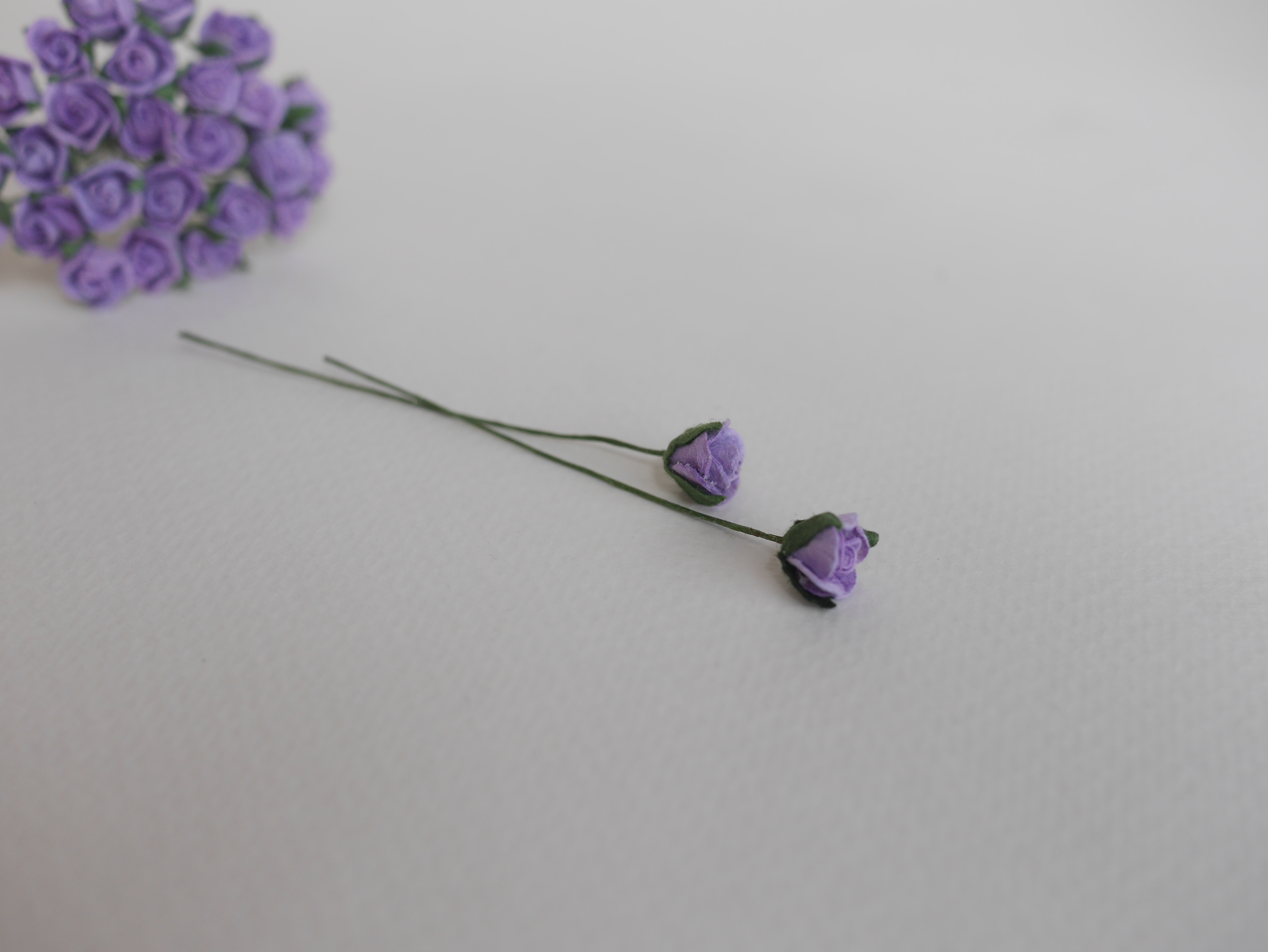 ดอกไม้กระดาษสา ดอกไม้กระดาษสา จตุจักร งานประดิษฐ์ ดอกไม้ทำข้อมือเพื่อนเจ้าสาว แต่งงาน, ดอกกุหลาบตูม 50 ดอก สีม่วง ขนาด 0.8x 0.8 cm. paper flowers, budding roses flower 0.8 x0.8 cm. 50 pieces. purple color