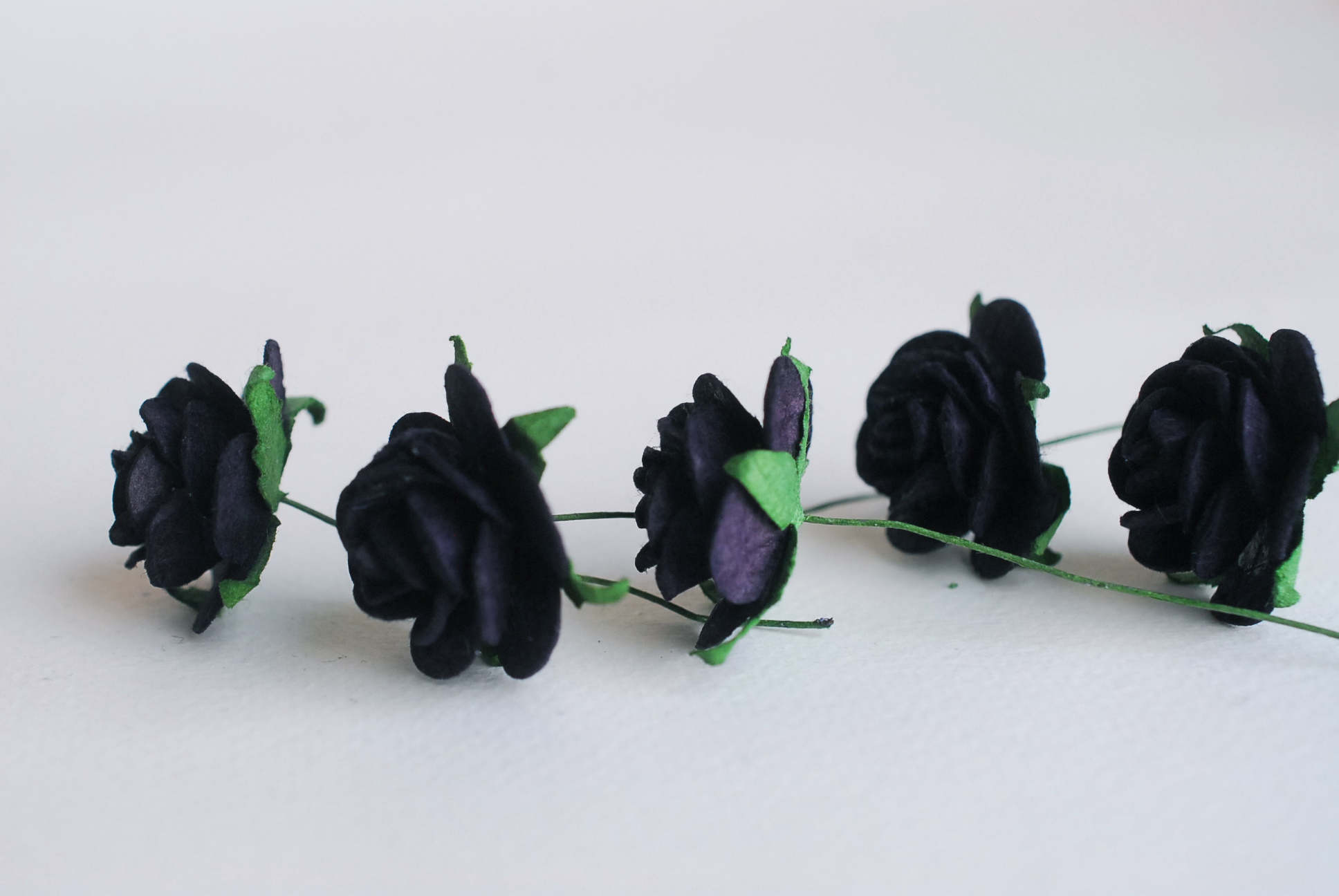 ดอกไม้กระดาษสา ดอกไม้กระดาษสา ราคาส่ง, ดอกกุหลาบกระดาษสา ดอกไม้ประดิษฐ์ สำหรับตกแต่ง หรืองานแต่งงาน สีดำน้ำเงิน ขนาด 2.5 cm. จำนวน 50 ดอก Paper flowers, handmade flowers, small roses paper size 2.5 cm. 50 pieces, black-blue color.