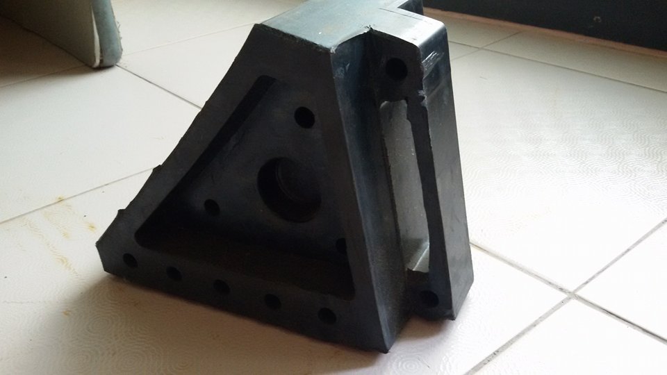 ยางกั้นล้อ (ชนิดสั้น)ขนาด 17x15x10 Cm.