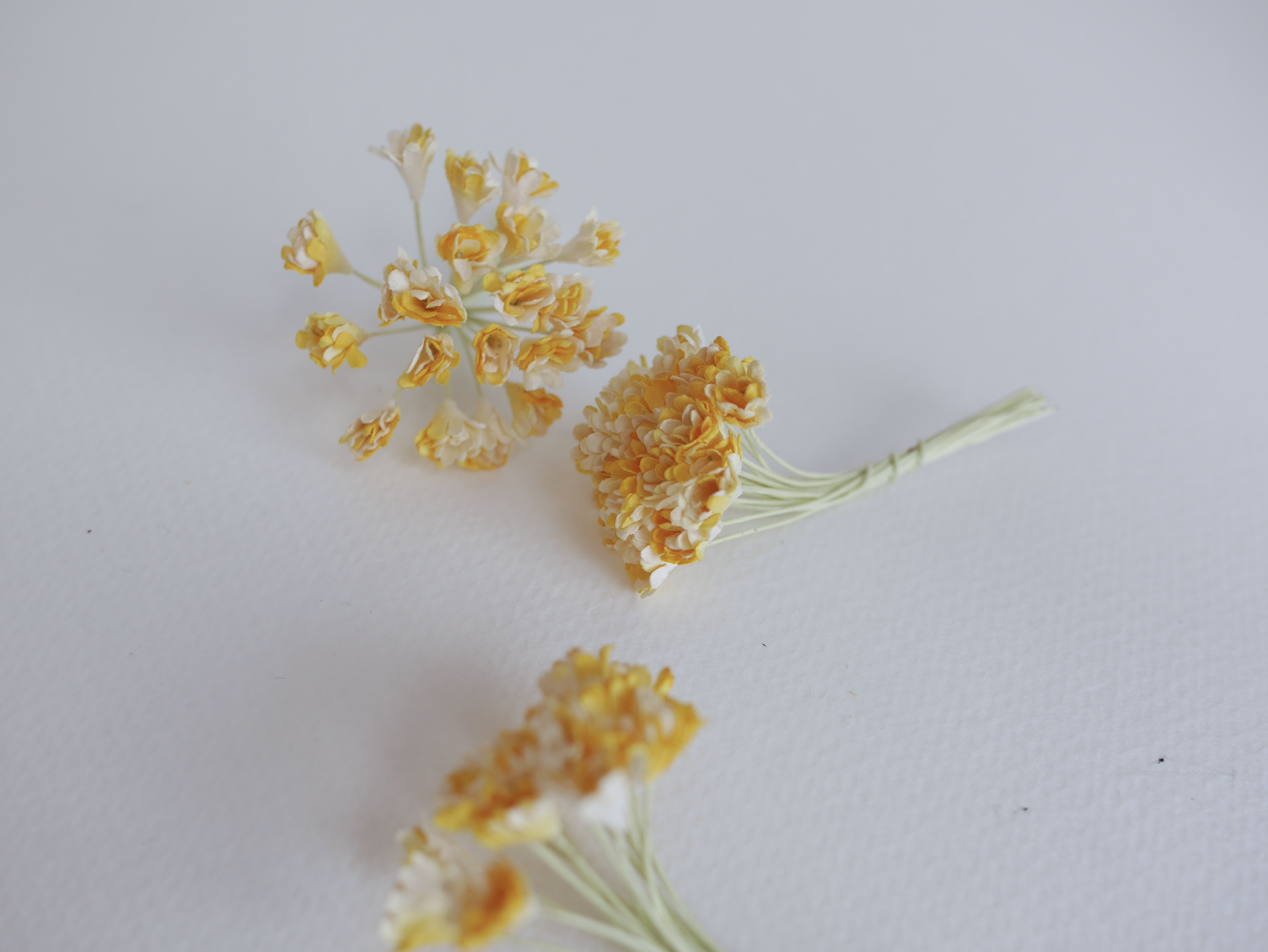 ดอกไม้ประดิษฐ์, ดอกไม้กระดาษสา, ดอก gypsophila, ดอกยิปโซ งานประดิษฐ์ตกแต่งของชำร่วย, ดอกไม้ทำพานพุ่ม, พานรับไหว้, ขนาด 1 cm. สีเหลืองปัดขาว