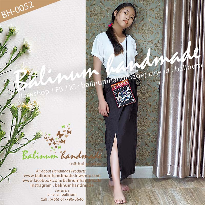 กระเป๋าลายช้างแฮนด์เมด ผ้าฝ้าย ผ้านากา งานปักผ้าชาวเขา แบบสะพายไหล่ สะพายข้าง (ถ้าสายยาวไปสามารถขมวดปมให้สั้นลงได้ตามอัธยาศัย) มี 2 ช่องซิปใส่ของด้านหน้า ข้างในบุผ้าซับในสีดำ ใช้งานง่ายแบบรูดเดียวจบ สามารถใช้งานได้หลากหลาย จะใส่เงิน เหรียญ มือถือ ยาดม ยาห แดง,ดำ (Red,Black)