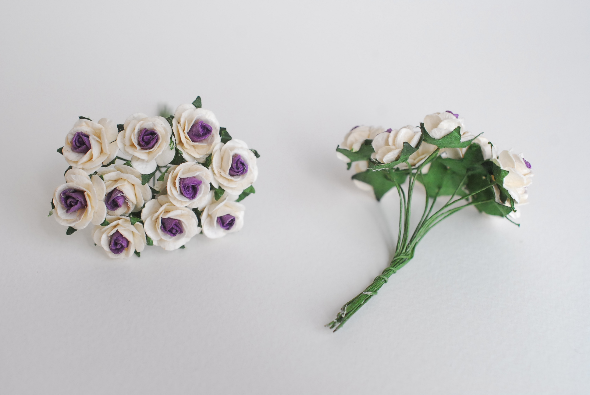 ดอกไม้กุหลาบกระดาษสา, ดอกกุหลาบจิ๋ว, ดอกไม้กระดาษสาขายส่ง สีม่วงจุด- ขาว ขนาด 1.5 cm. จำนวน 100 ดอก Paper Flowers size 1.5 cm., mini roses purple–white color, 100 pcs.