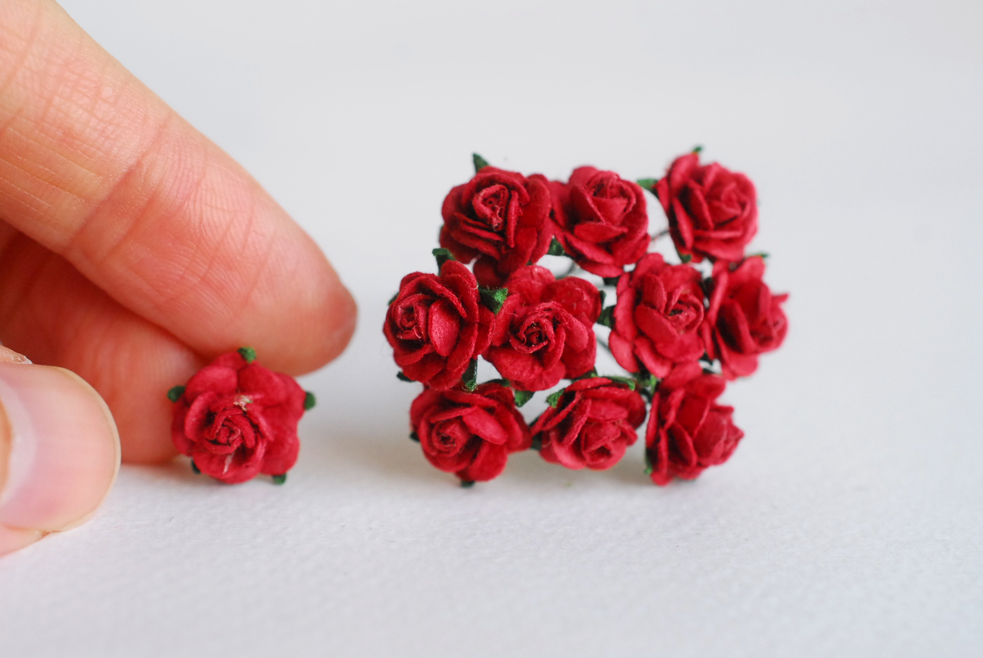 ดอกไม้กระดาษสาสำหรับตกแต่ง ของชำร่วย ดอกกุหลาบ ดอกกุหลาบสีแดง กระดาษสา สีแดงเข้มขนาด 1 cm. จำนวน 100 ดอก/1 ถุง