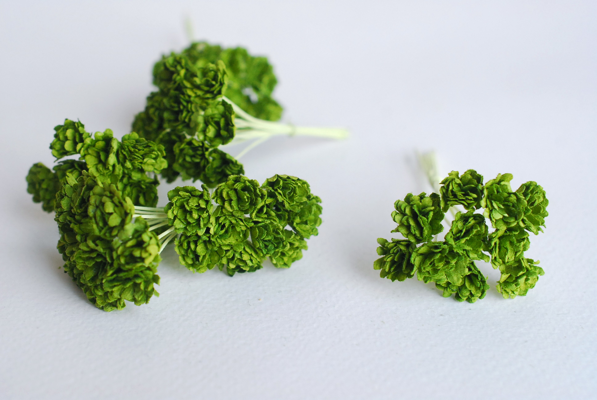 ดอกไม้เขียวทำพานพุ่ม ดอกกะเบง ดอกไม้ประดิษฐ์, ดอกไม้กระดาษสา, ดอก gypsophila, ดอกยิปโซ งานประดิษฐ์ตกแต่งของชำร่วย, ,พานพวงมาลัย, พานรับไหว้, ขนาด 1 cm. สีเขียว 20 ถุง