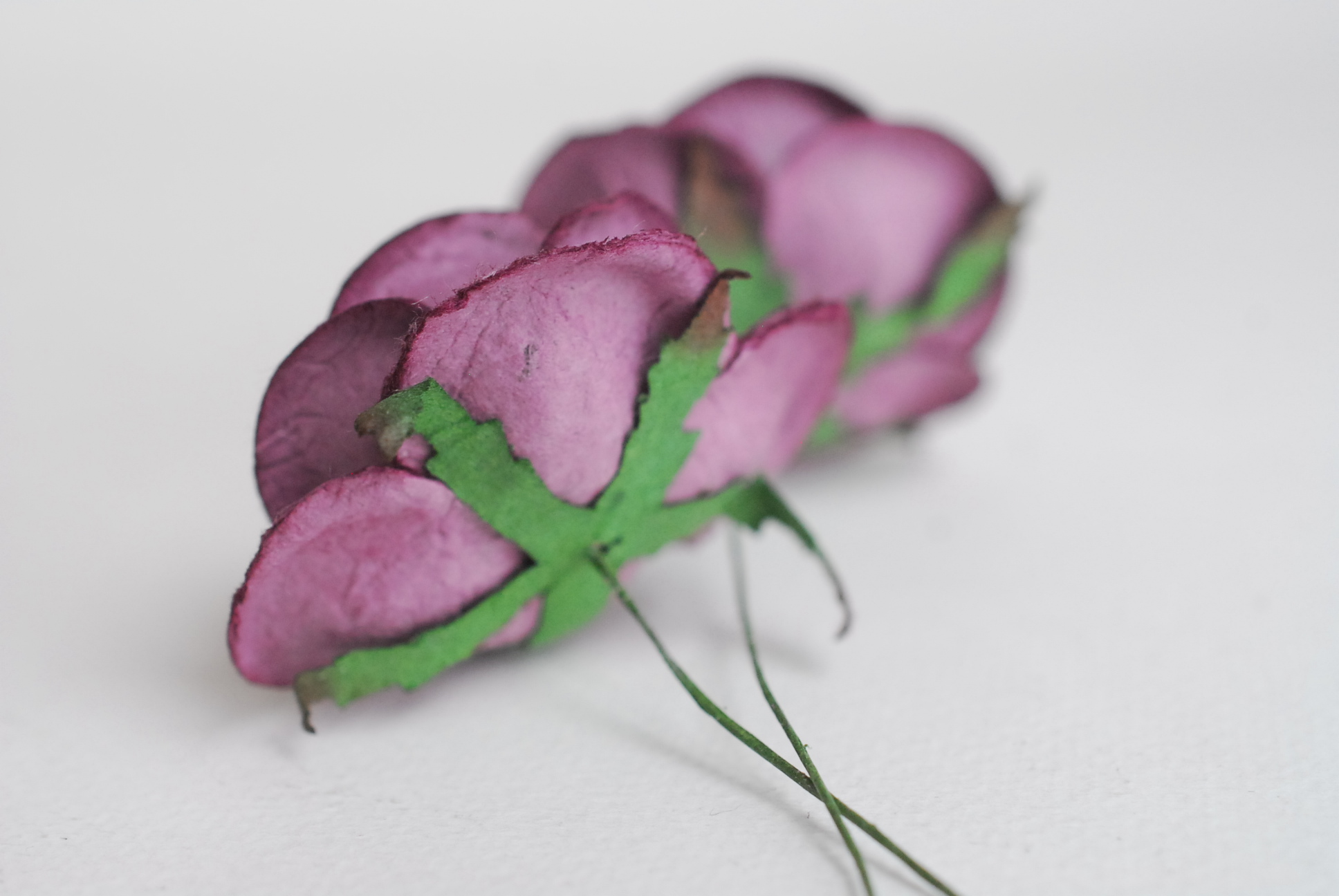 ดอกไม้กระดาษสา ราคาส่ง, ดอกกุหลาบกระดาษสา ดอกไม้ประดิษฐ์ ตกแต่งงานแต่งงาน ขนา่ด 4.5 cm., สำหรับของชำร่วย, งานแต่งงาน, ดอกไม้ทำข้อมือเจ้าสาว Paper flower,20 Pieces mulberry rose, 4.5 cm. dark purple color.