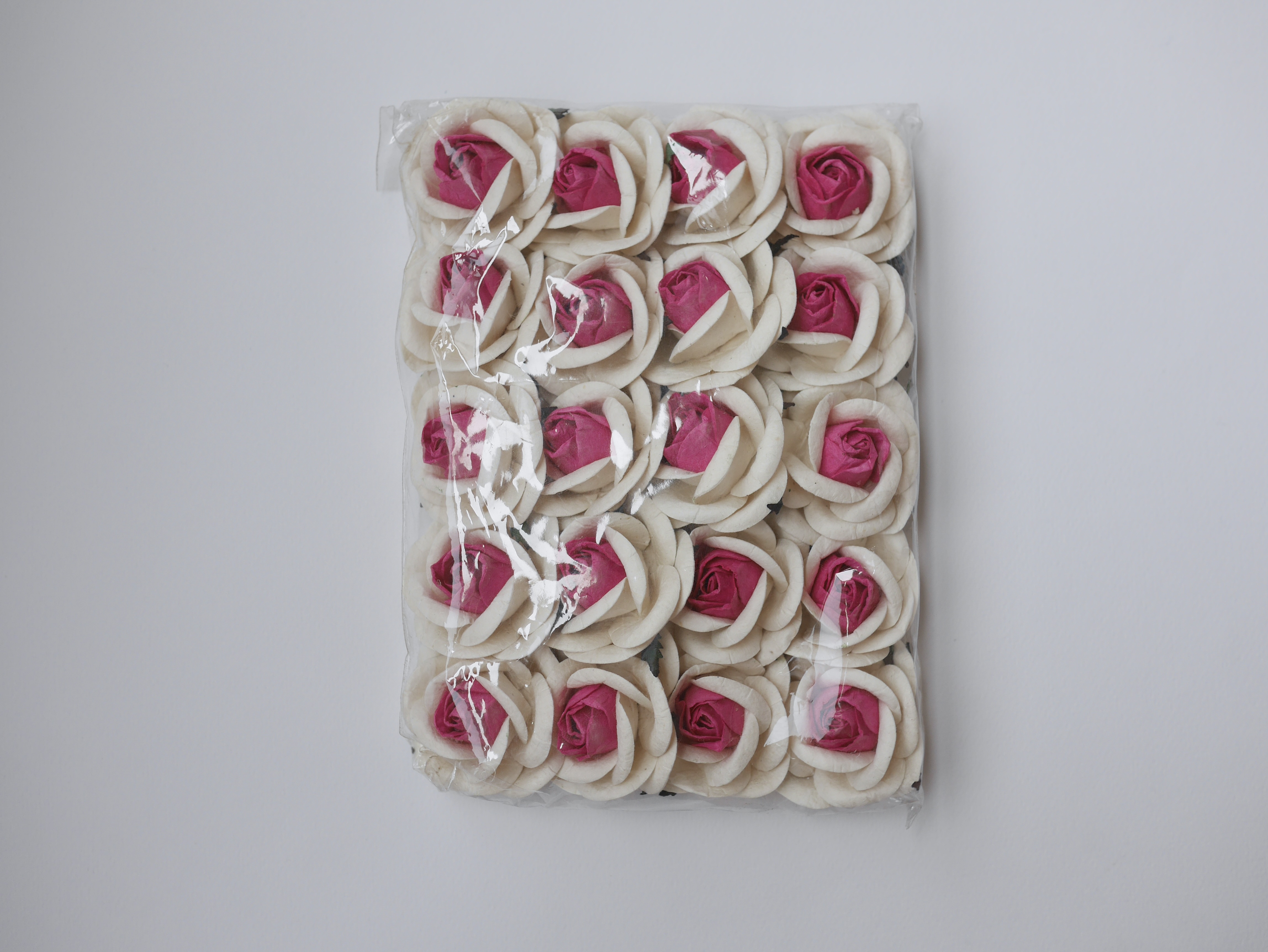 ดอกไม้กระดาษสา ดอกกุหลาบกระดาษ ดอกไม้กระดาษสา งานประดิษฐ์ ราคาส่ง ขนาด 4.5 cm., สำหรับของชำร่วย, งานแต่งงาน,สีบานเย็น-ขาว Paper flower,20 Pieces mulberry rose, 4.5 cm. medium magenta-white color.