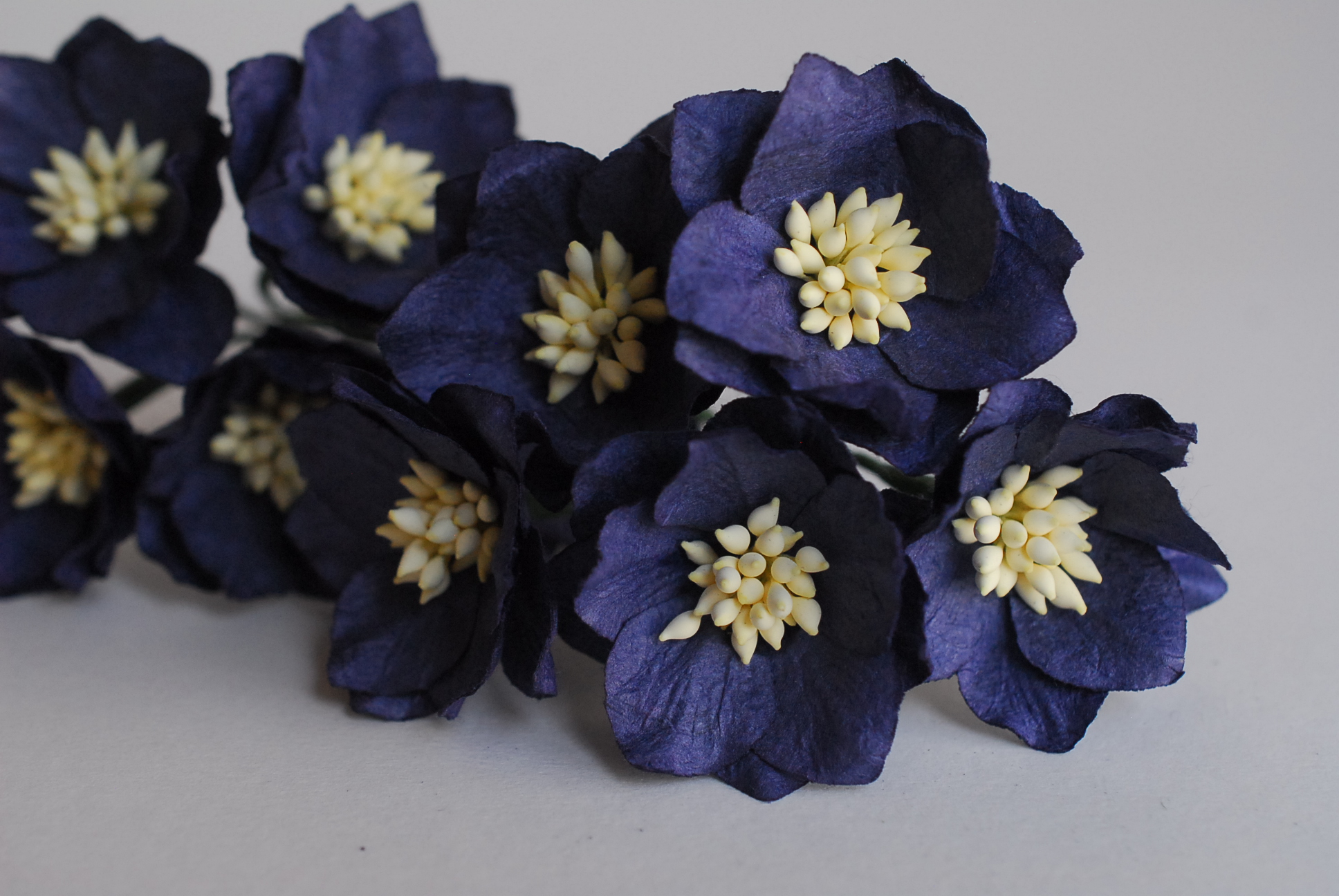 ดอกไม้กระดาษสา ดอกโลตัสอินโดนิเซียกระดาษ ดอกไม้กระดาษสาราคาส่ง ดอกไม้กระดาษสำหรับตกแต่งของชำร่วย งานแต่งงาน ทำช่อดอกไม้ติดอกเจ้าบ่าว ข้อมือดอกไม้เจ้าสาว ขนาด3.5 cm. 25 ดอก สีน้ำเงินกรมท่า Paper flowers supplies: DIY wedding tools Big Cherry blossom passio