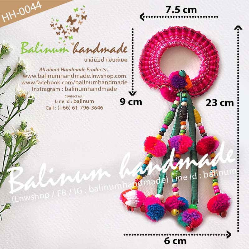 (1 ชิ้น) ยางรัดผมแฮนด์เมด งานถักไหมพรม รูปพวงมาลัยแบบระย้า ประดับด้วยผ้า ลูกปัดไม้ และกระพรวนหลากสี สไตล์โบฮีเมียนชาวเขาชาวดอย เด็กหรือผู้ใหญ่ก็ใช้ได้ สามารถใช้รัดผม รวบผม หรือเกล้าผมก็ได้ ดูเก๋ น่ารัก และมีสไตล์มากค่ะ หลายสี (Multi-color)