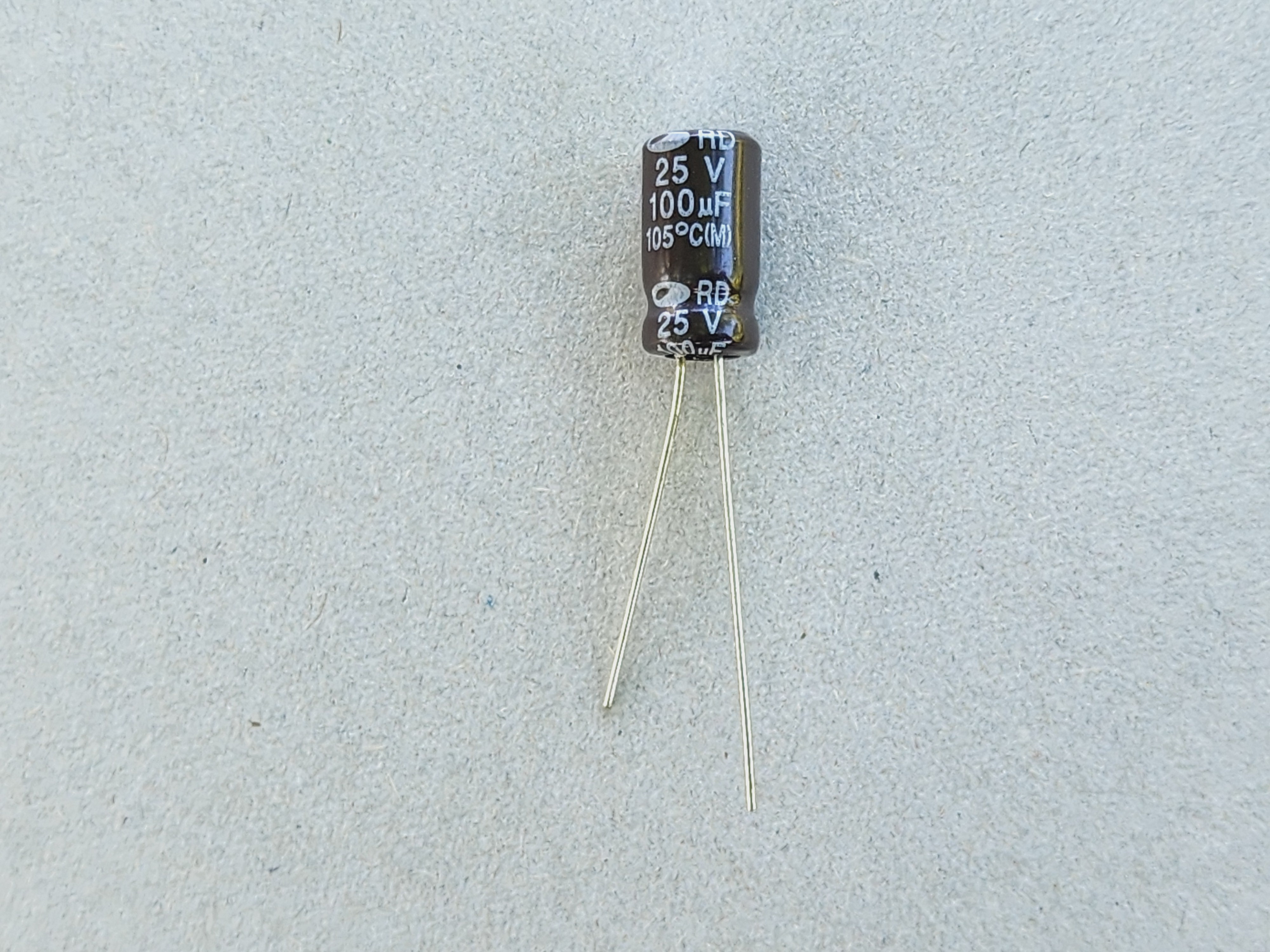 รูปคาปาซิเตอร์ชนิดอิเล็กโทรไลต์ เป็น คาปาซิเตอร์มีขั้ว และ สัญลักษณ์ C มีขั้ว