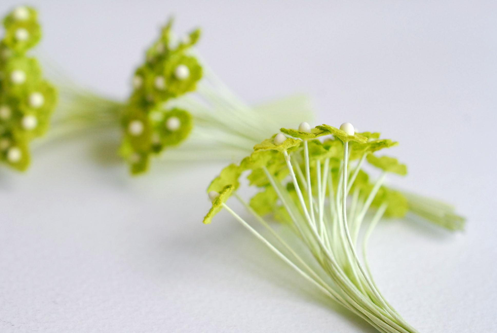 ดอกไม้กระดาษสา ดอกไม้กระดาษสาราคาส่ง ดอกไม้กระดาษสำหรับตกแต่ง งานแต่งงาน หรือติดของชำร่วย ดอกไม้จิ๋ว 100 ดอก ขนาด 0.6 cm. สีเขียว Small Paper Flower with stem, , 100 pcs., size 0.6 cm., small creeping ladies flowers 1 layer, green color.