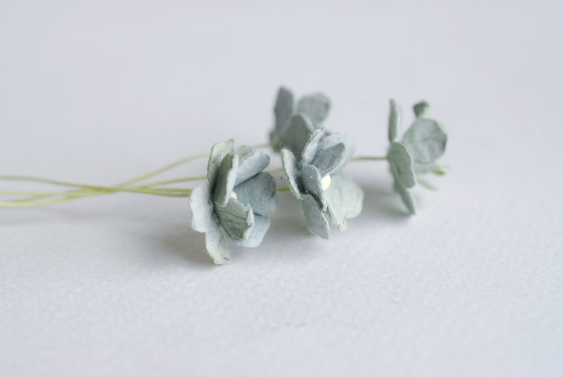 ดอกไม้กระดาษสา ราคาส่ง, ดอกไฮเดรนเยียกระดาษสา ดอกไม้ประดิษฐ์ ตกแต่งงานแต่งงาน ประดิษฐ์ข้อมือเพื่อนเจ้าสาว ขนาด 1.5 cm., สำหรับของชำร่วย, งานแต่งงาน, ดอกไม้ทำข้อมือเจ้าสาว สีเขียวตุ่น จำนวน 100 ดอก Paper flower,100 Pieces mulberry hydenyia, 1.5 cm. pale gr