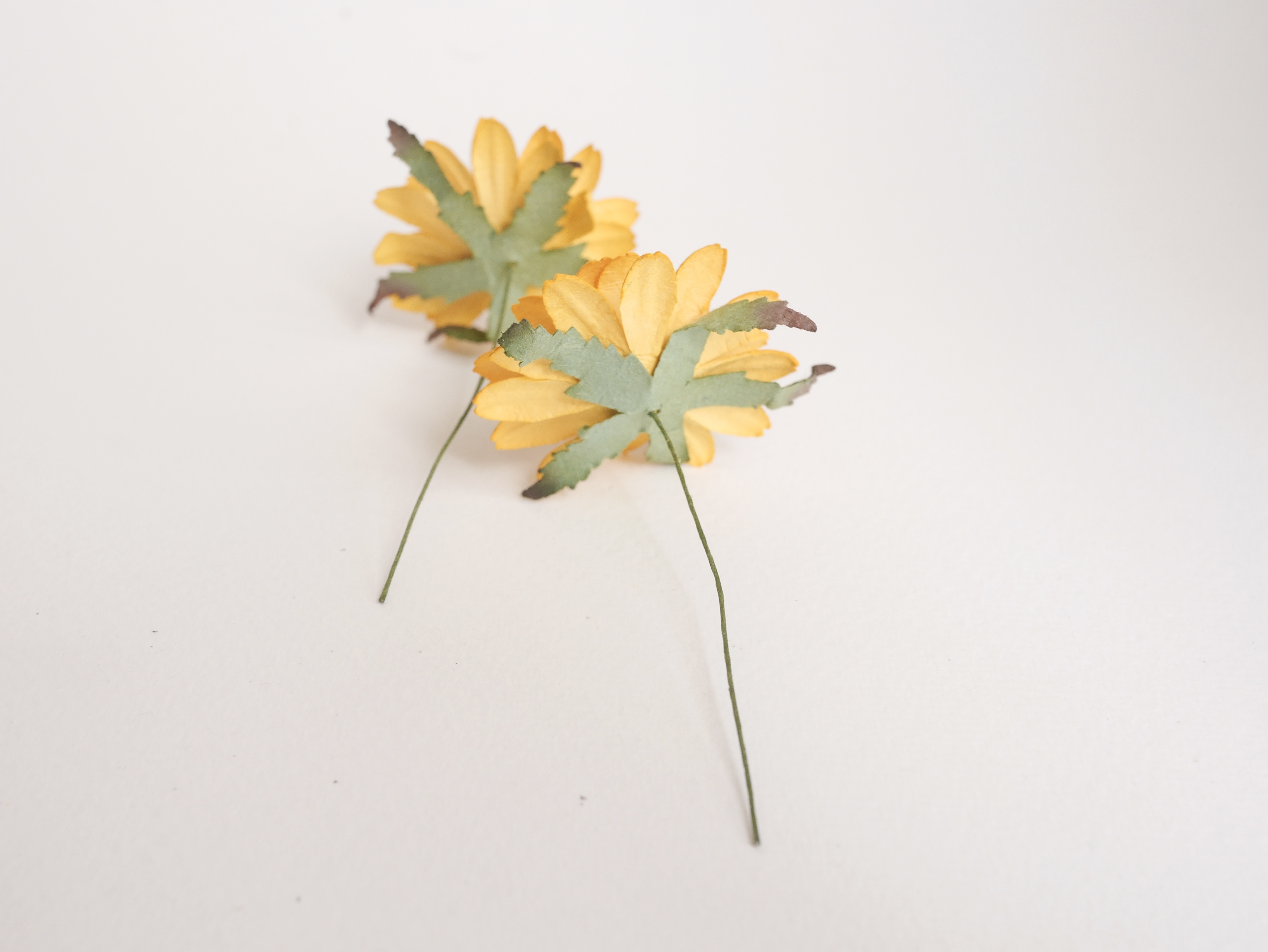 ดอกไม้กระดาษสา ดอกไม้ประดิษฐ์จากกระดาษสา ดอกเดซี่ เกสรสีทอง ดอกไม้กระดาษสาขายส่ง ดอกไม้ประดิษฐ์ ดอกไม้ทำข้อมือเพื่อนเจ้าสาว ดอก daisy ขนาด 3.5 cm. จำนวน 25 ดอก สีเหลือง Paper Flower, 25 Daisy Flowers, yellow color, size 3.5 cm., brown pollen.