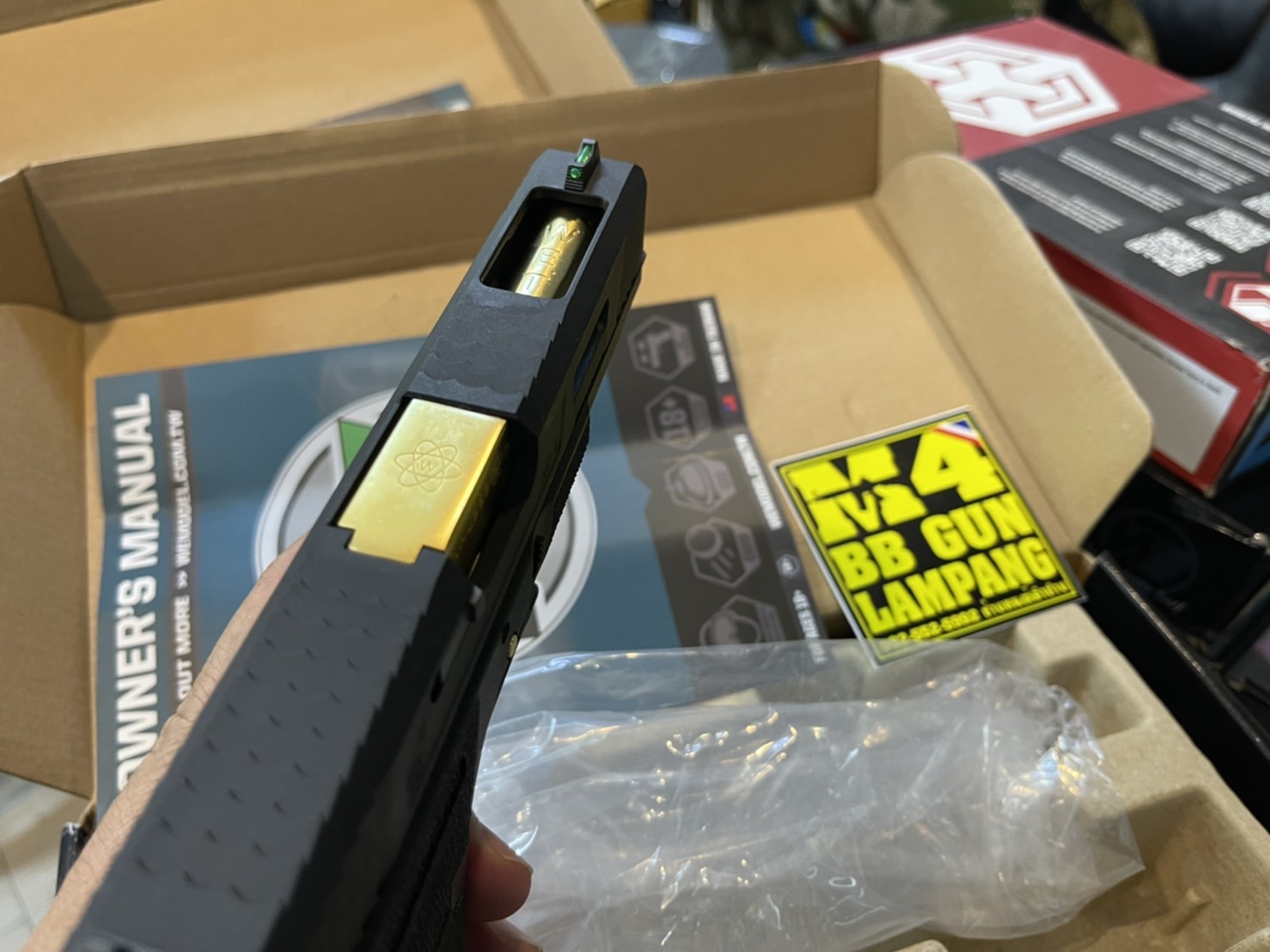 WE Glock17 Custom G-Force – เฟรมดำ สไลด์ดำ ลำกล้องทอง T5