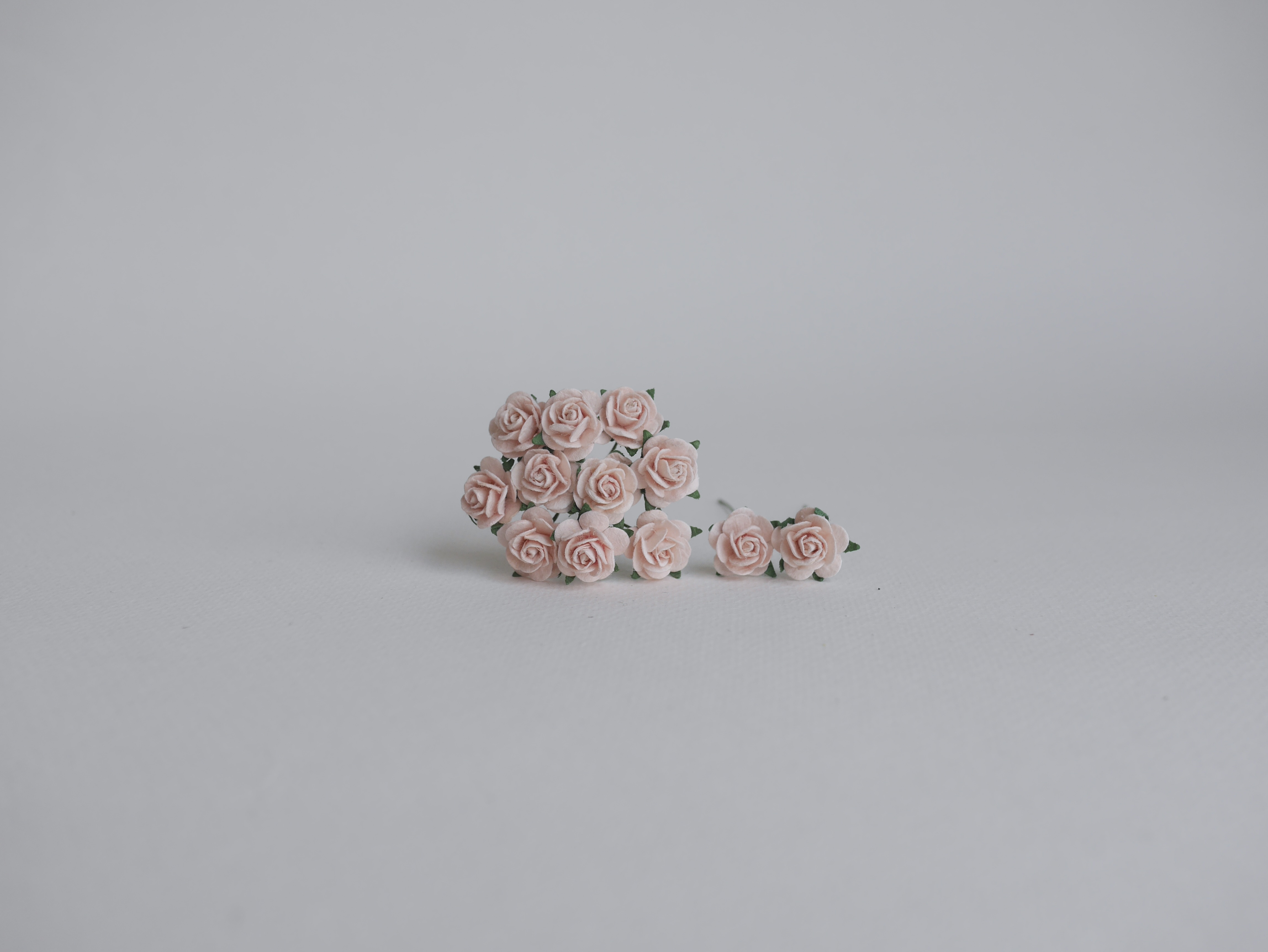 ดอกไม้กุหลาบกระดาษ ดอกไม้กระดาษสา, ดอกกุหลาบจิ๋ว, ดอกไม้กระดาษสาขายส่ง สีชมพูพีชอ่อนขนาด 1.5 cm. จำนวน 100 ดอก Paper Flowers size 1.5 cm., mini roses pale peach pink color, 100 pcs.