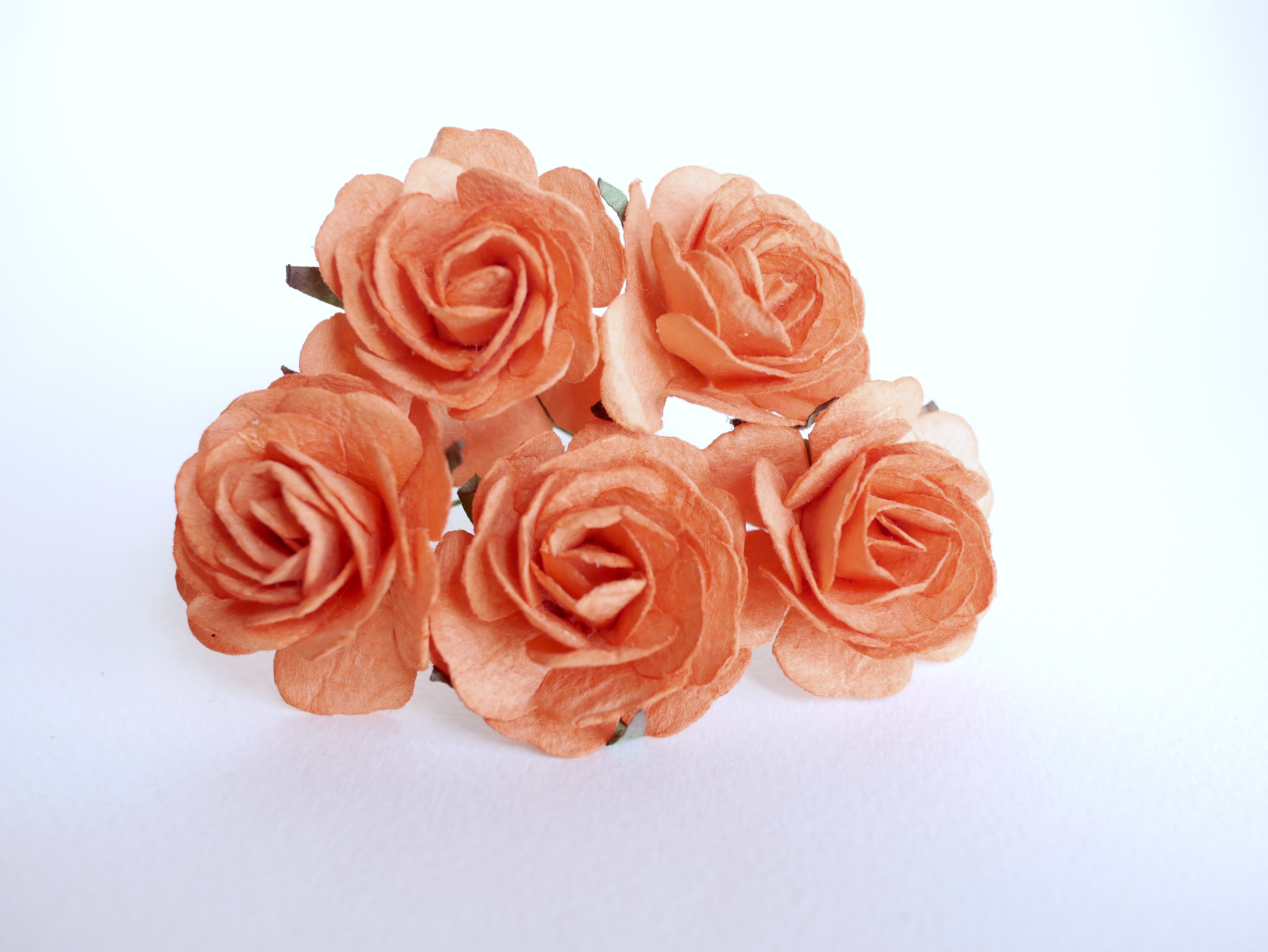ดอกไม้กระดาษสา ราคาส่ง, ดอกกุหลาบกระดาษสา ดอกไม้ประดิษฐ์ สำหรับตกแต่ง หรืองานแต่งงาน สีส้มอิฐ ขนาด 3.5 cm. จำนวน 25ดอก Paper flowers, handmade flowers, small roses paper size 3.5 cm. 25 pieces, dark orange color.