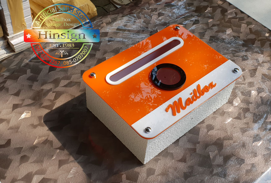 ตู้รับจดหมายอะคริลิคสีส้ม แถบและปากสีขาว อักษรmailboxสีส้ม
