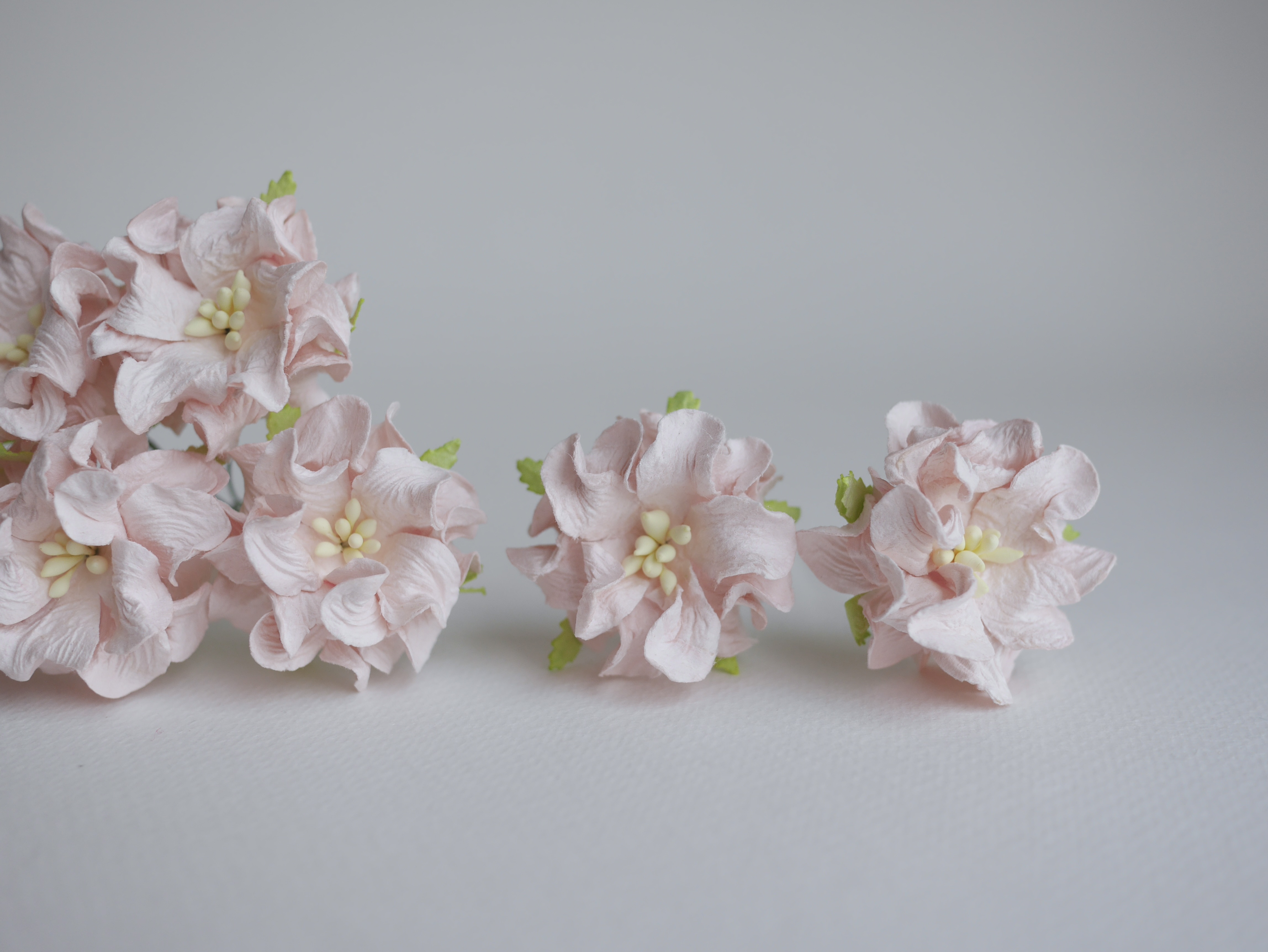 ดอกไม้กระดาษสา ราคาส่ง, ดอกการเดนเนียกระดาษสา ดอกไม้ประดิษฐ์ ตกแต่งงานแต่งงาน ประดิษฐ์ข้อมือเพื่อนเจ้าสาว ขนาด 3.5 cm., สำหรับของชำร่วย, งานแต่งงาน, ดอกไม้ทำข้อมือเจ้าสาว สีชมพูอ่อนพาสเทล จำนวน 25 ดอก Paper flower,25 Pieces mulberry gardenia flowers suppl