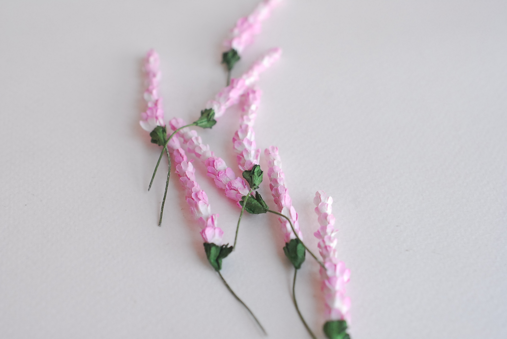 ดอกไม้ประดิษฐ์, ดอกไม้กระดาษสา, ดอกลาเวนเดอร์กระดาษ lavender, ดอกลาเวนเดอร์ กระดาษสา งานประดิษฐ์ตกแต่งของชำร่วย, ดอกไม้ทำพานพุ่ม, พานรับไหว้, ขนาด 1 cm. สีชมพูอ่อนปัด