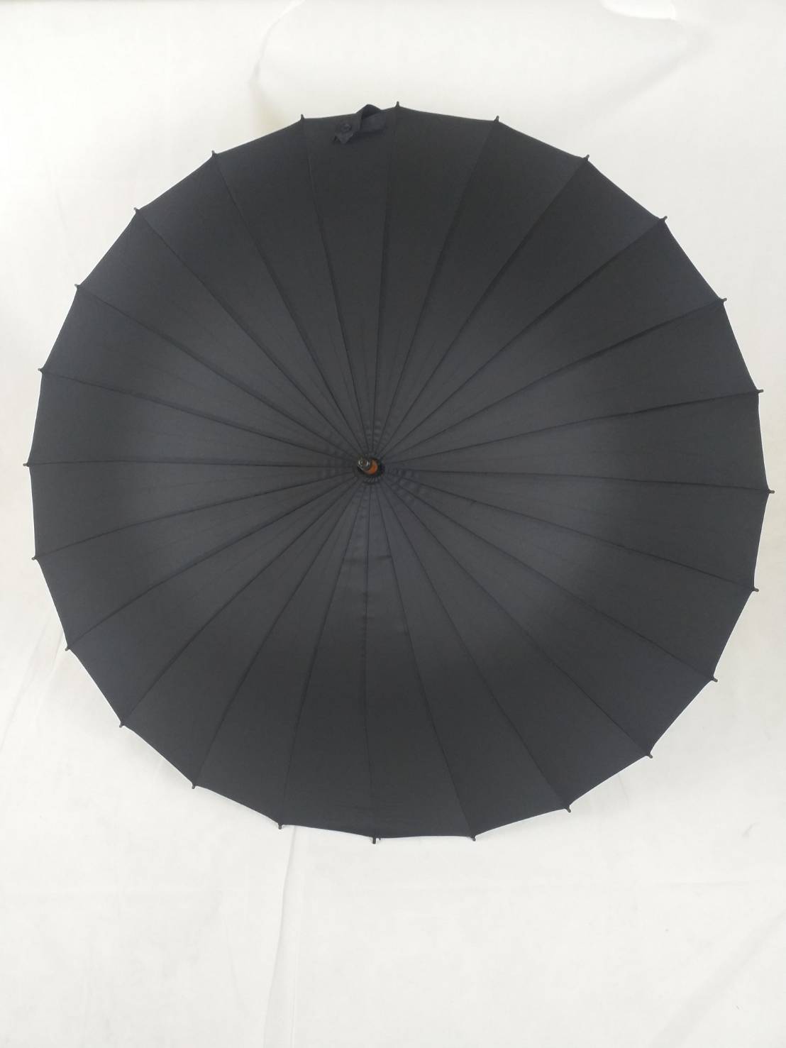 ร่มสวยๆแบบไทยๆ ขนาด 26 นิ้ว ชายลายดอกไม้ โครงเหล็ก 24 ซี่ แกนไม้ ด้ามไม้ แข็งแรง คัน 24K / สีดำ 2018-03-24 10:58:18 2023-10-24 14:46:25