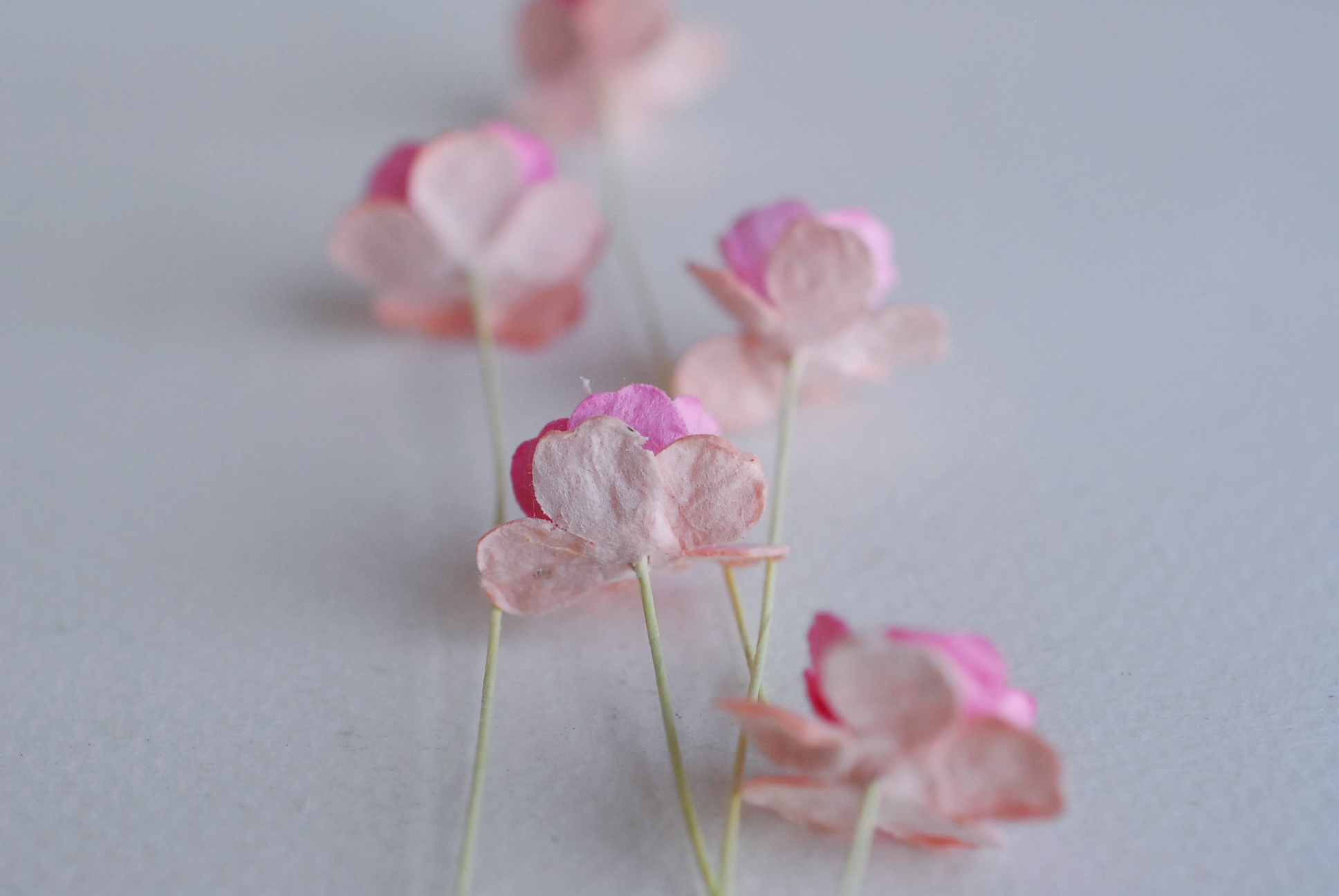 ดอกไม้กระดาษสา ราคาส่ง, ดอกไฮเดรนเยียกระดาษสา ดอกไม้ประดิษฐ์ ตกแต่งงานแต่งงาน ประดิษฐ์ข้อมือเพื่อนเจ้าสาว ขนา่ด 1.5 cm., สำหรับของชำร่วย, งานแต่งงาน, ดอกไม้ทำข้อมือเจ้าสาว สีชมพู-ชมพูอ่อน จำนวน 100 ดอก Paper flower,100 Pieces mulberry hydenyia, 2 TONE pin