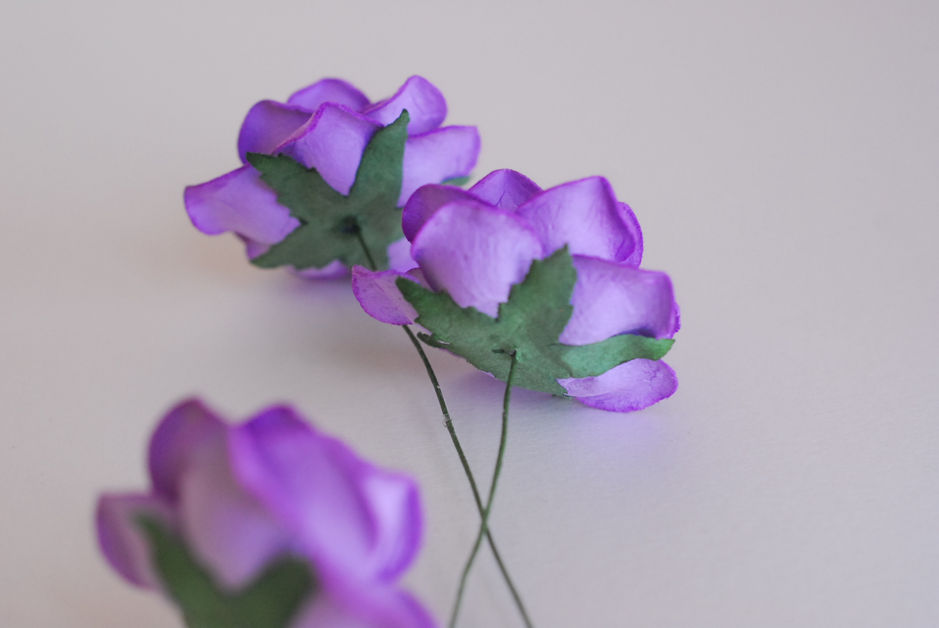 ดอกไม้กระดาษสา ดอกกุหลาบกระดาษสา ดอกไม้กุหลาบ กลีบโค้ง ดอกไม้ประดิษฐ์ สำหรับตกแต่ง หรืองานแต่งงาน สีม่วงขนาด 3.5 cm. จำนวน 25 ดอก Paper flowers, handmade flowers, small roses paper size 3.5 cm. 25 pieces, purple color.