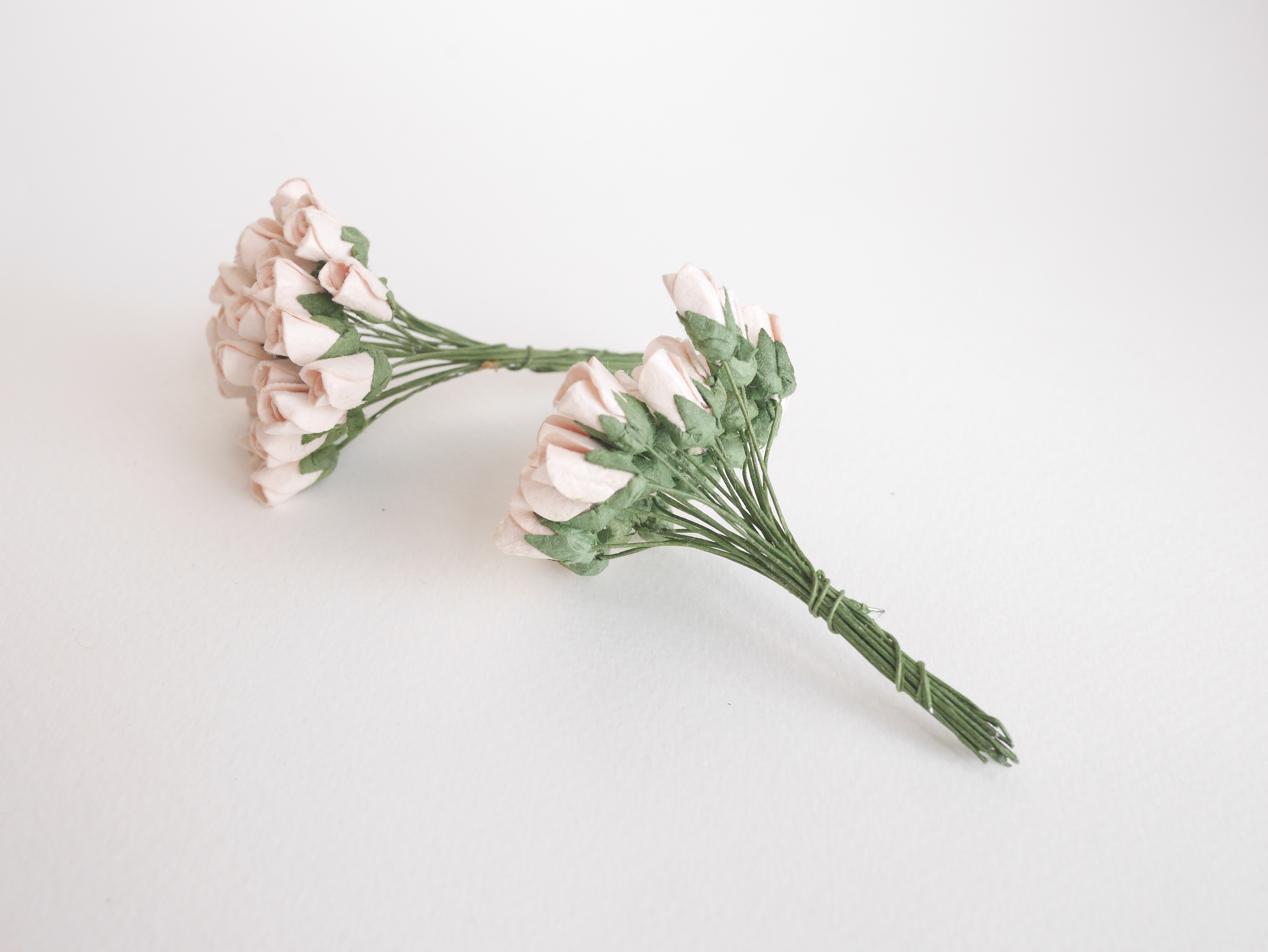 ดอกไม้กระดาษสา ดอกไม้กระดาษสา จตุจักร งานประดิษฐ์ ดอกไม้ทำข้อมือเพื่อนเจ้าสาว แต่งงาน, ดอกกุหลาบตูม 50 ดอก สีชมพูพีชอ่อน ขนาด 0.8x1.5 cm. paper flowers, budding roses flower 0.8 x1.5 cm. 50 pieces. pale pink peachcolor