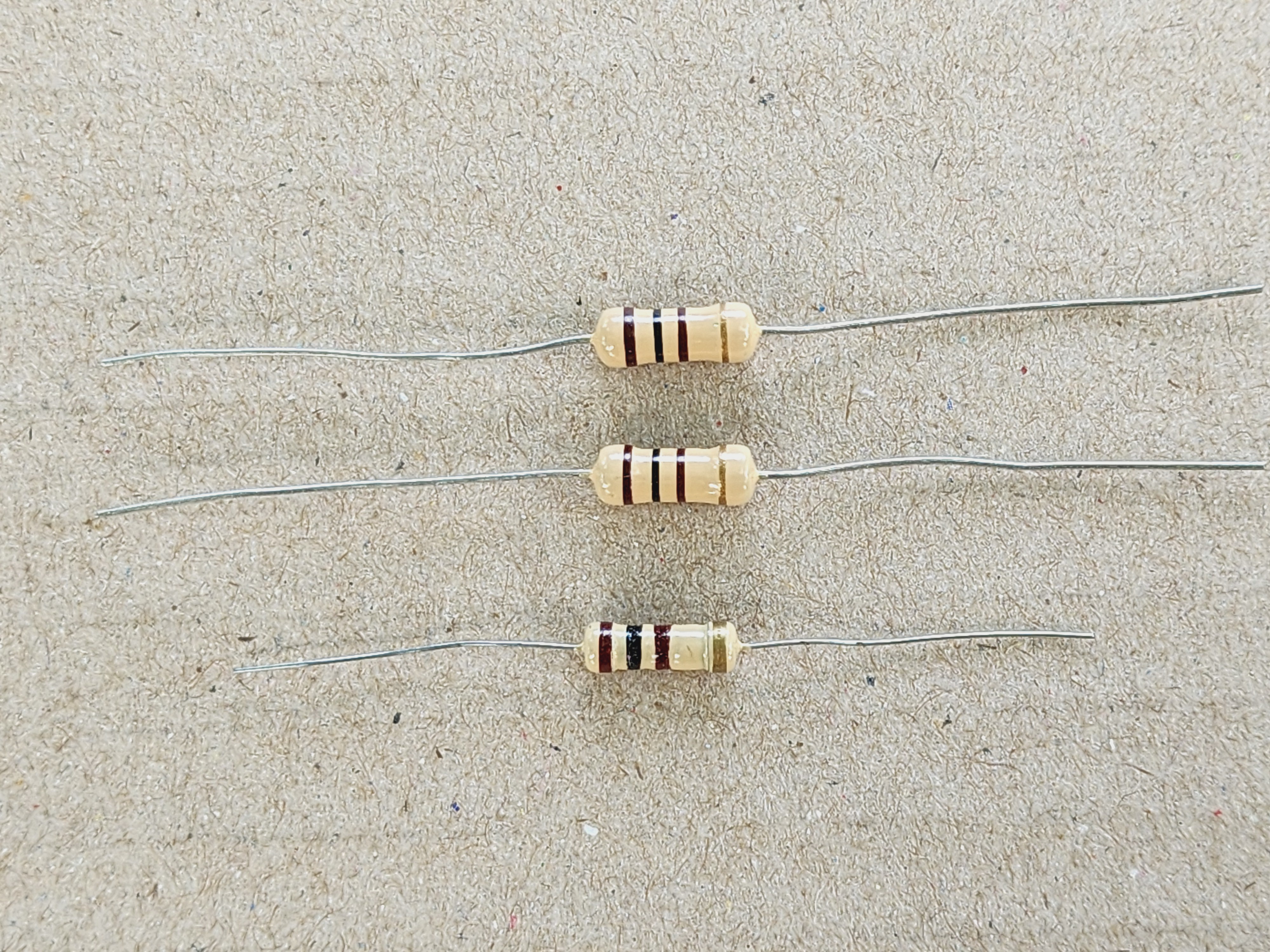 ต่อยอด การอ่านค่าตัวต้านทาน อ่านค่าสีตัวต้านทาน รูปตัวต้านทานแบบฟิล์มคาร์บอน R1 และ สัญลักษณ์ตัวต้านทาน