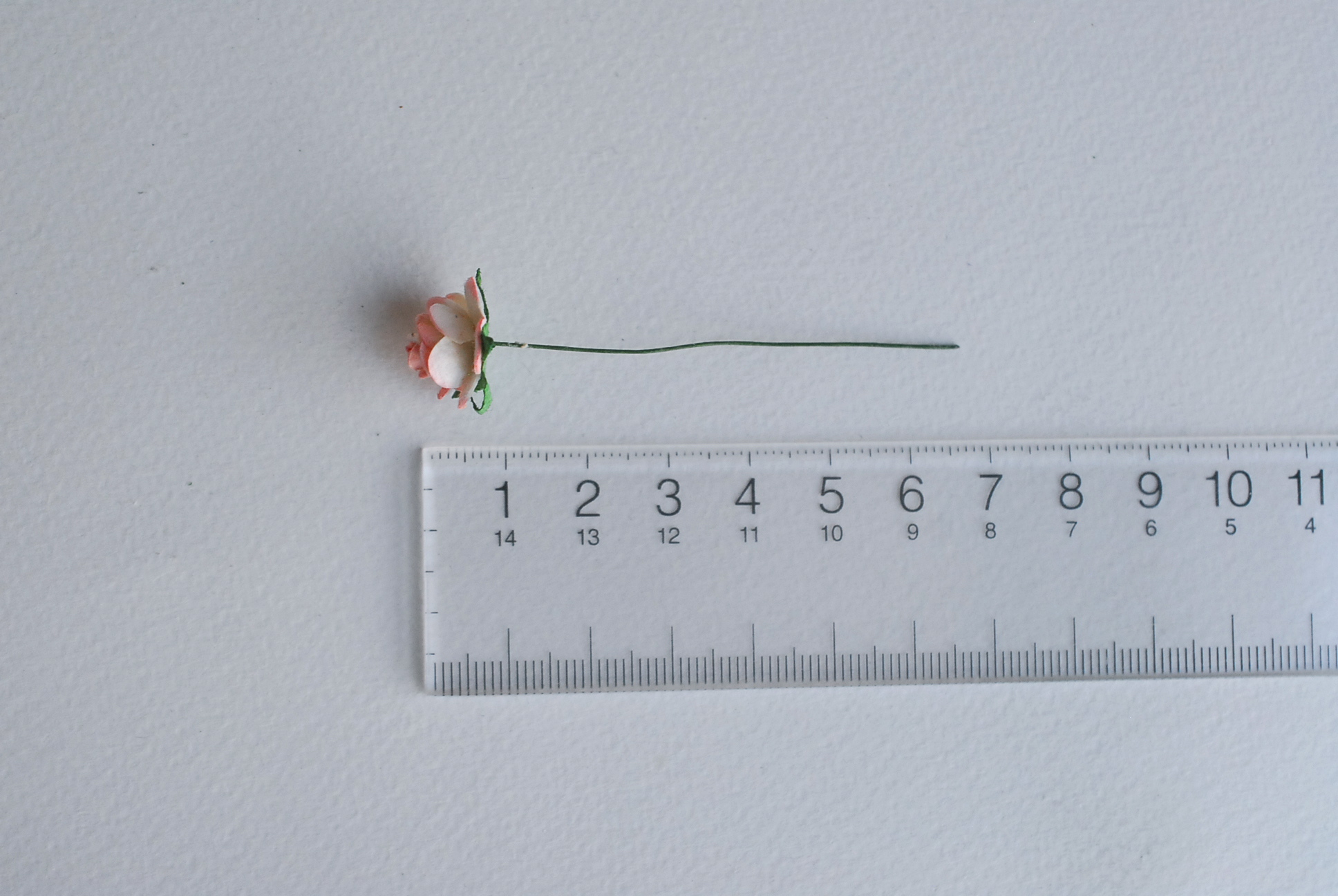 ดอกไม้กุหลาบกระดาษ ดอกไม้กระดาษสา, ดอกกุหลาบจิ๋ว, ดอกไม้กระดาษสาขายส่ง สีพีชอ่อนปัดขาวขนาด 1.5 cm. จำนวน 100 ดอก Paper Flowers size 1.5 cm., mini roses soft peach brush white color, 100 pcs.