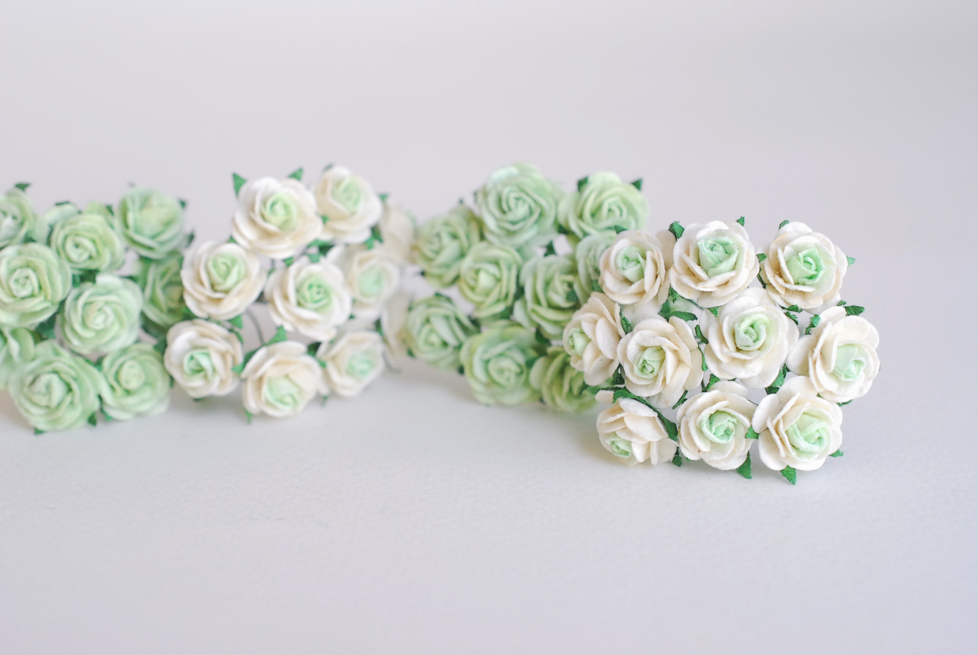 ซื้อ1 ห่อ แถม 1 ห่อ ดอกไม้กุหลาบกระดาษ ดอกไม้กระดาษสา, ดอกกุหลาบจิ๋ว, ดอกไม้กระดาษสาขายส่ง สีเขียวพาสเทล แถมสีเขียวจุดขาว ขนาด 1.5 cm. จำนวน 100 ดอก Paper Flowers size 1.5 cm., mini roses green mint color, 100 pcs. and get free 1 pack of green mint-white