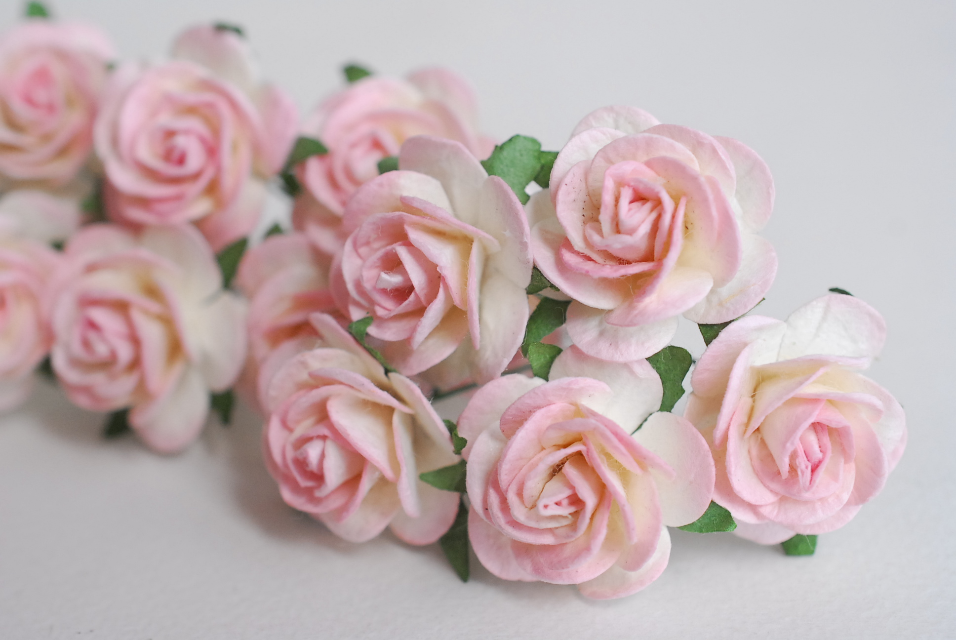 ดอกไม้กระดาษสา ดอกไม้กุหลาบกระดาษ ราคาส่ง, ดอกกุหลาบจิ๋ว ดอกกุหลาบกระดาษสา ดอกไม้ประดิษฐ์ สำหรับตกแต่งของชำร่วย หรืองานแต่งงาน สีชมพูอ่อน (light pink brush) ปัดขาวครีมขนาด 2.5 cm. จำนวน 50 ดอก สี524