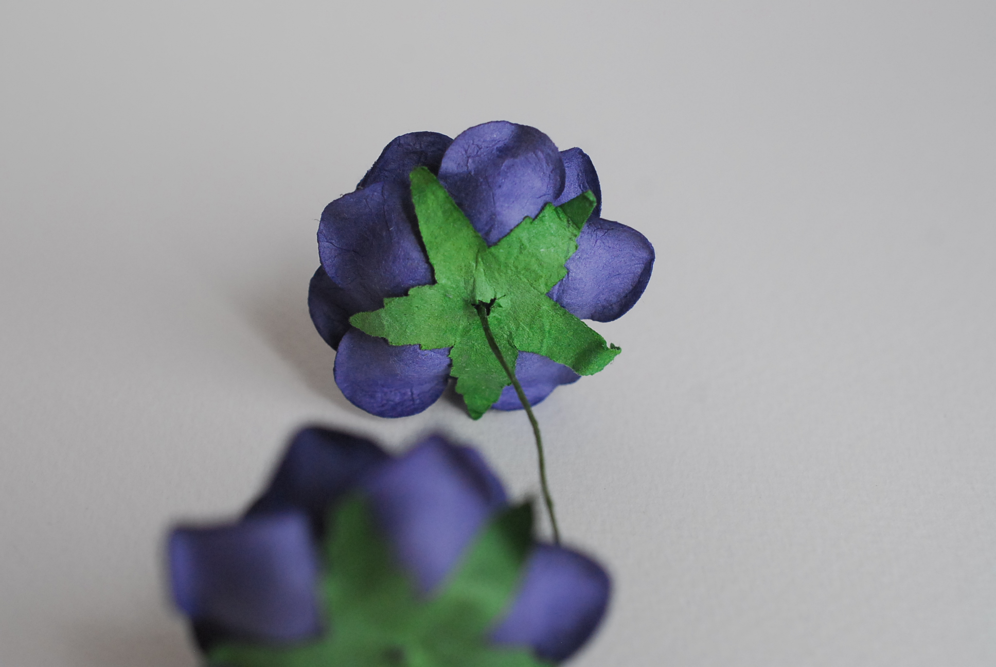 ดอกไม้กระดาษสา ดอกกุหลาบกระดาษสา ดอกไม้กุหลาบ กลีบโค้ง ดอกไม้ประดิษฐ์ สำหรับตกแต่ง หรืองานแต่งงาน สีน้ำเงินกรมท่า ขนาด 3.5 cm. จำนวน 25 ดอก Paper flowers, handmade flowers, small roses paper size 3.5 cm. 25 pieces, passion blue color.