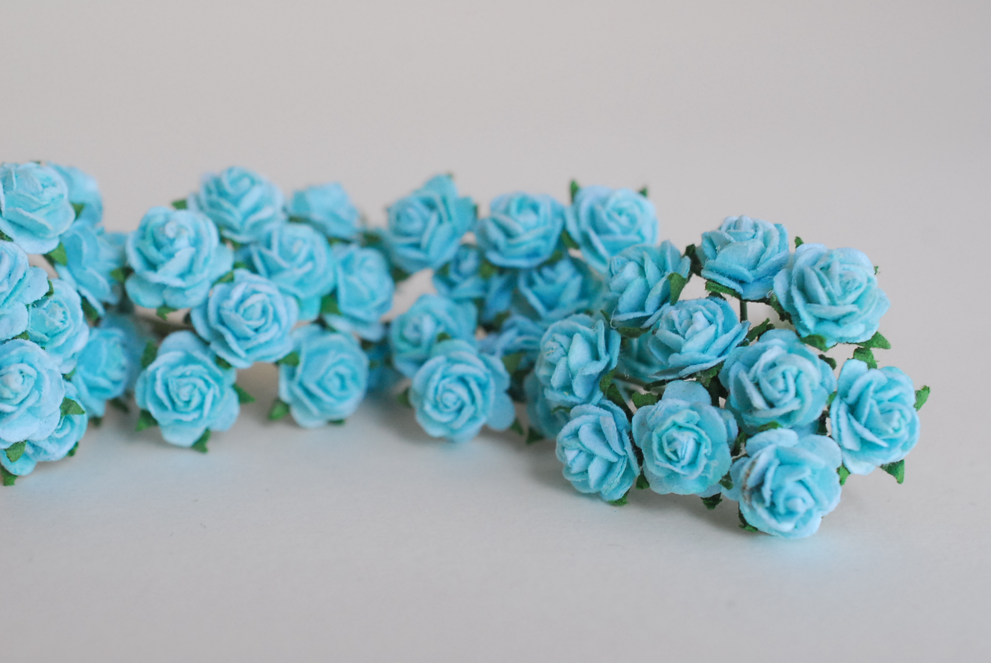 ดอกไม้กระดาษสาสำหรับตกแต่ง ของชำร่วย ดอกกุหลาบ กระดาษสา สีฟ้า ขนาด 1 cm. จำนวน 100 ดอก/1 ถุง