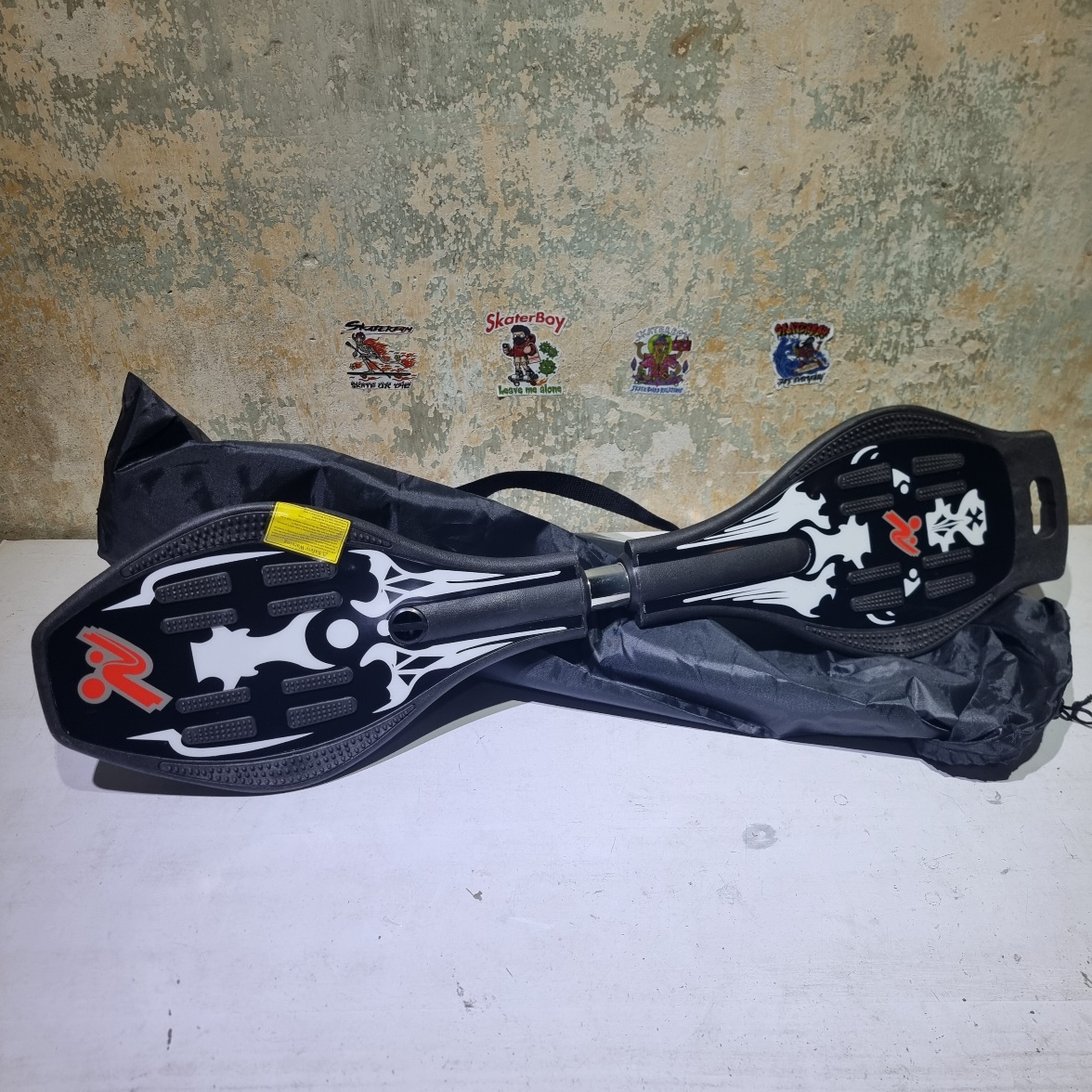 [0202] Snakeboard, snake board, wheels rotate 360 degrees, the center can be bent.