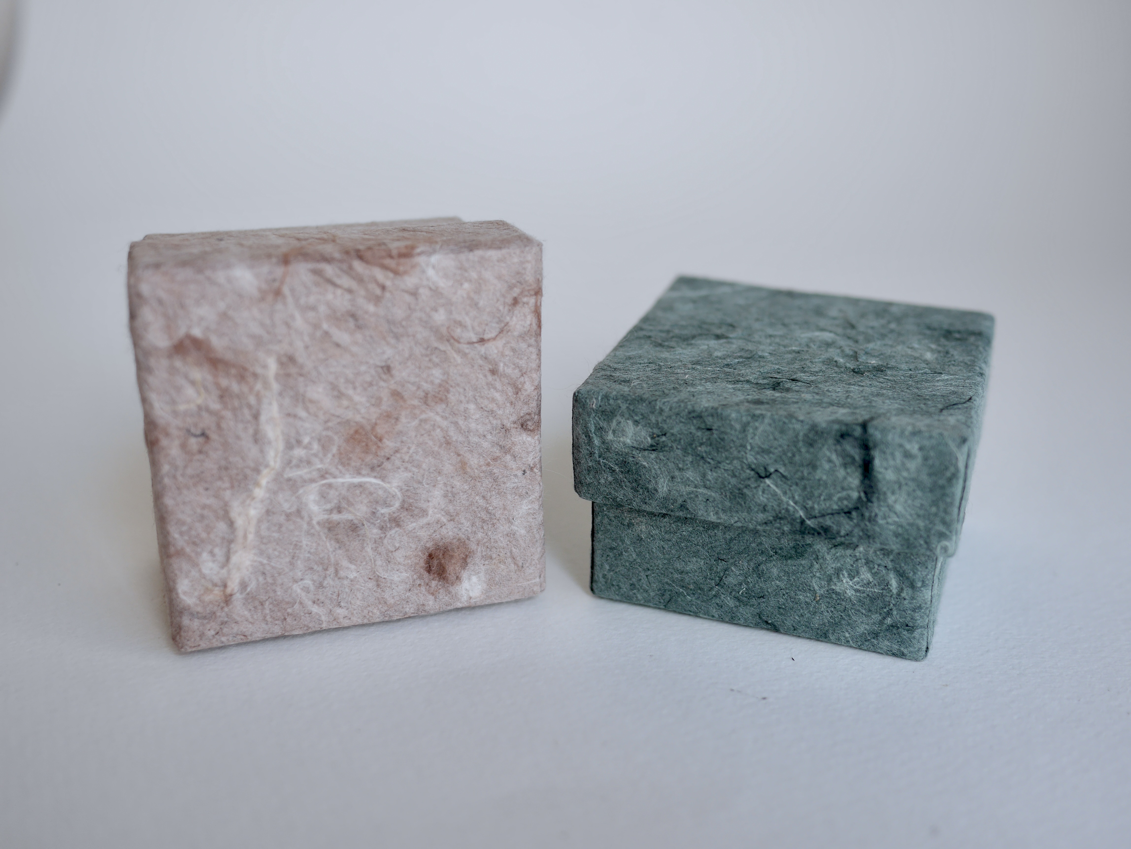 กล่องกระดาษสา กล่องกระดาษ สำหรับใส่ของขวัญ gift ขนาด 6x6x4 เซนติเมตร จำนวน 6 ใบ สี EarthTone สีแดงเลือดหมูตุ่น สีเขียว สีเบจ สีน้ำตาลตุ่น