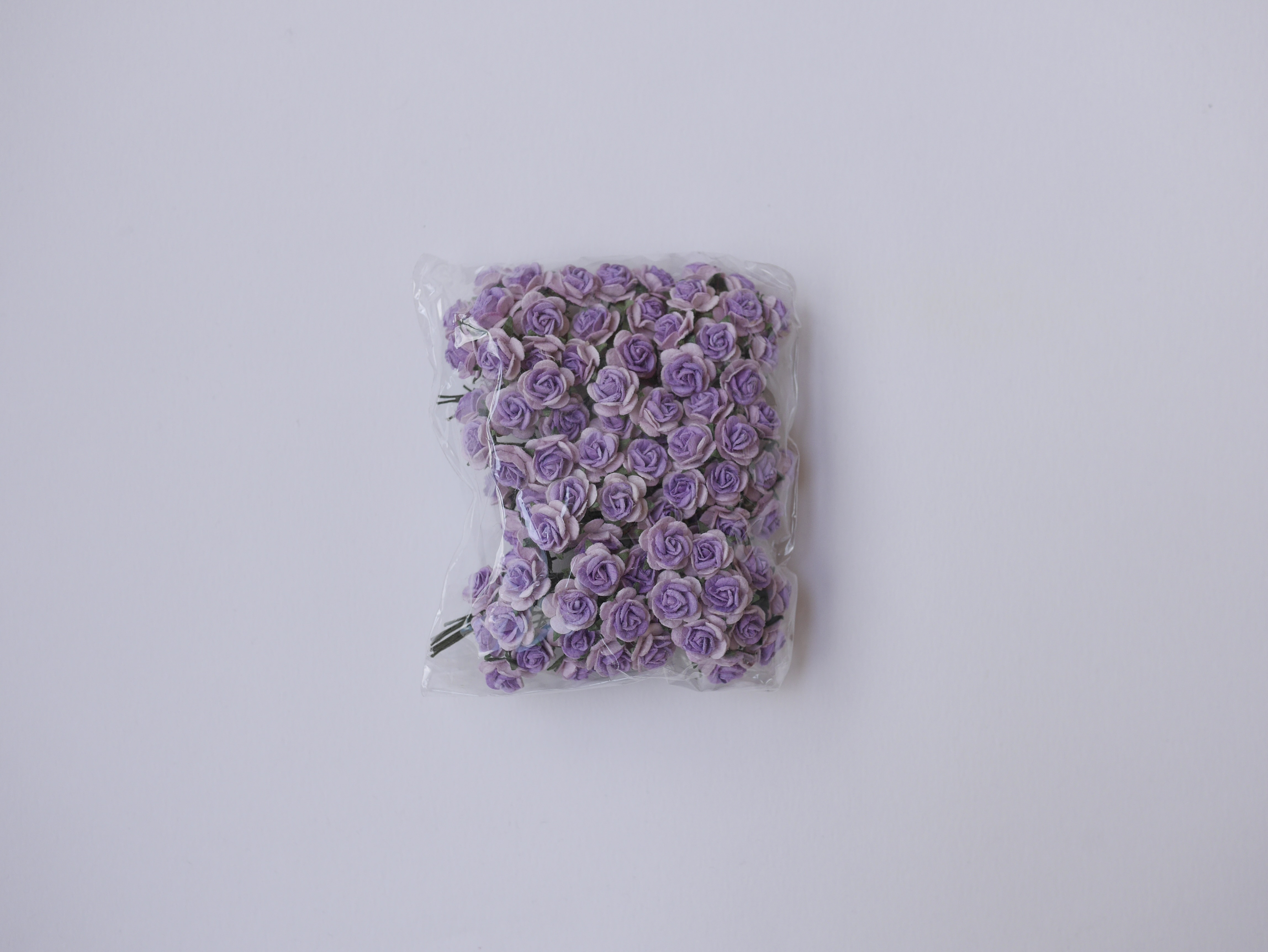 ดอกไม้กระดาษสาสำหรับตกแต่ง ของชำร่วย ดอกกุหลาบกระดาษสา ดอกไม้จิ๋ว สีม่วง two-tone ขนาด 0.8 cm. จำนวน 100 ดอก/1 ถุง