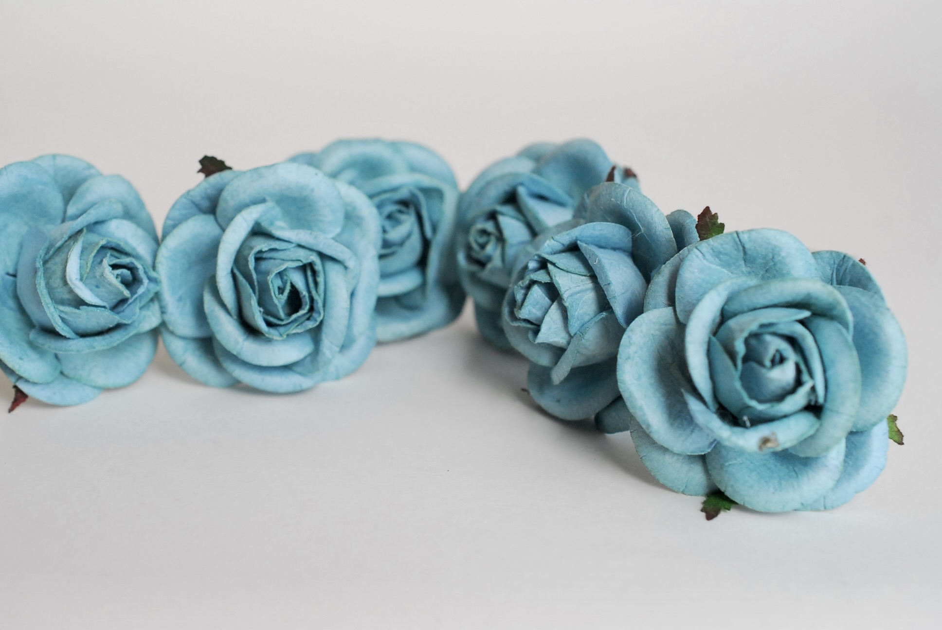 ดอกไม้กระดาษสา ดอกกุหลาบประดิษฐ์ ขนาด 4.5 cm., สำหรับของชำร่วย, งานแต่งงาน, สีน้ำเงินเทอกิช Paper flower,20 Pieces mulberry rose, 4.5 cm. Turkish blue color.