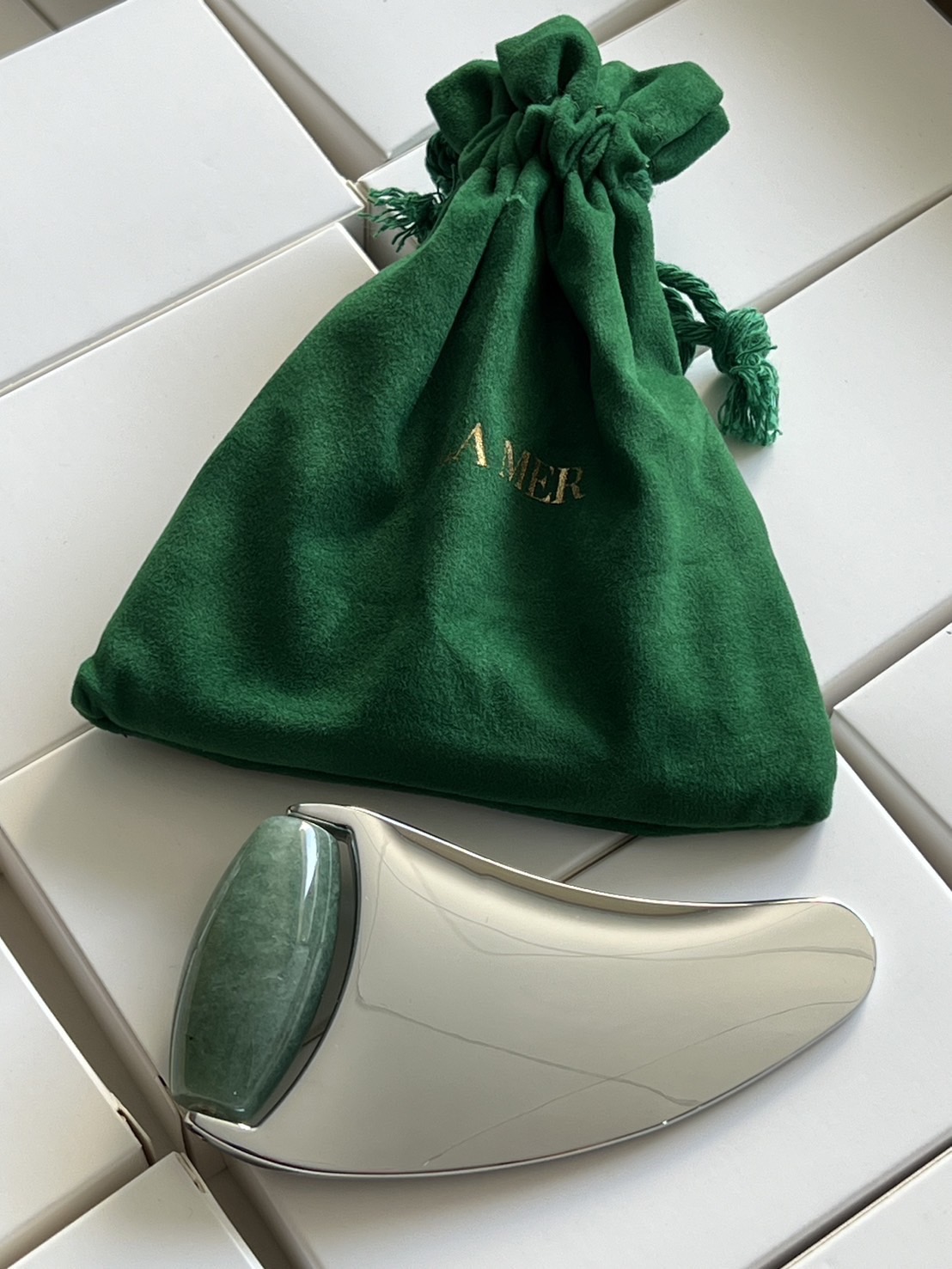 อุปกรณ์นวดหน้า La mer Jade Roller Stainless Steel Gua Sha Facial Massage Sculpting Tool New in Pouch