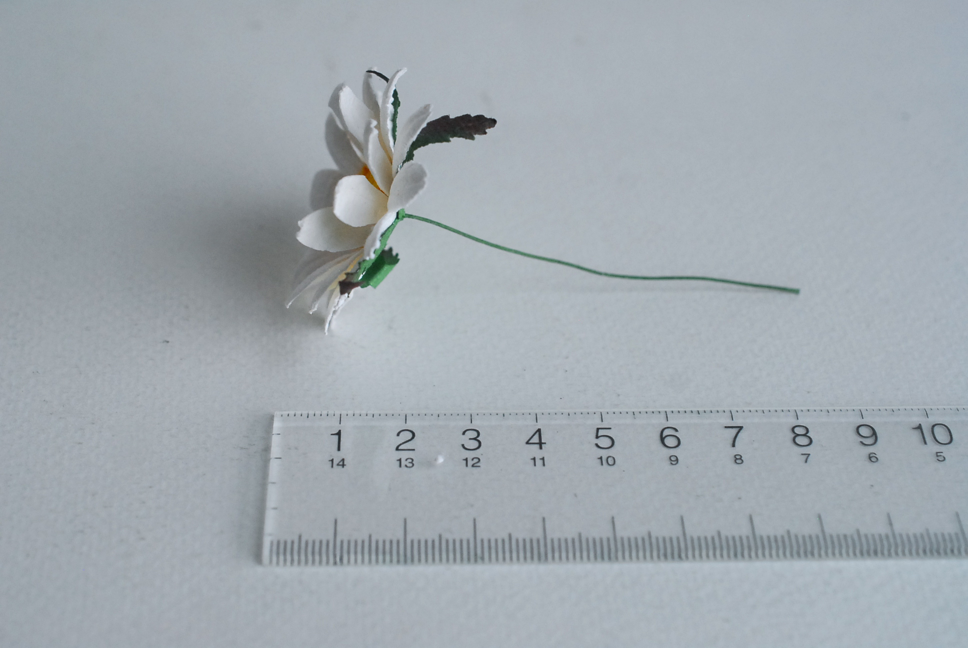 ดอกทานตะวันกระดาษ ดอกไม้กระดาษสา ดอกไม้ประดิษฐ์จากกระดาษสา ดอกทานตะวัน ดอกไม้กระดาษสาขายส่ง ดอกไม้ประดิษฐ์ ดอกไม้ทำข้อมือเพื่อนเจ้าสาว ขนาด 4.5 cm. จำนวน 25 ดอก สีขาว เกสรสีเหลือง Paper Flower, Sun Flowers, white color, size 4.5 cm 25pieces, yellow pollen