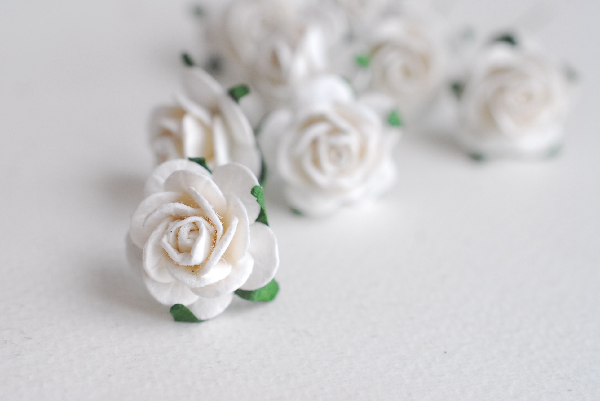 ดอกไม้กระดาษสา ราคาส่ง, ดอกกุหลาบกระดาษสา ดอกไม้ประดิษฐ์ ตกแต่งงานแต่งงาน ขนา่ด 2.00 cm., สำหรับของชำร่วย, งานแต่งงาน, ดอกไม้ทำข้อมือเจ้าสาว สีขาว จำนวน 50 ดอก Paper flower,50 Pieces mulberry rose, 2 cm. white color.