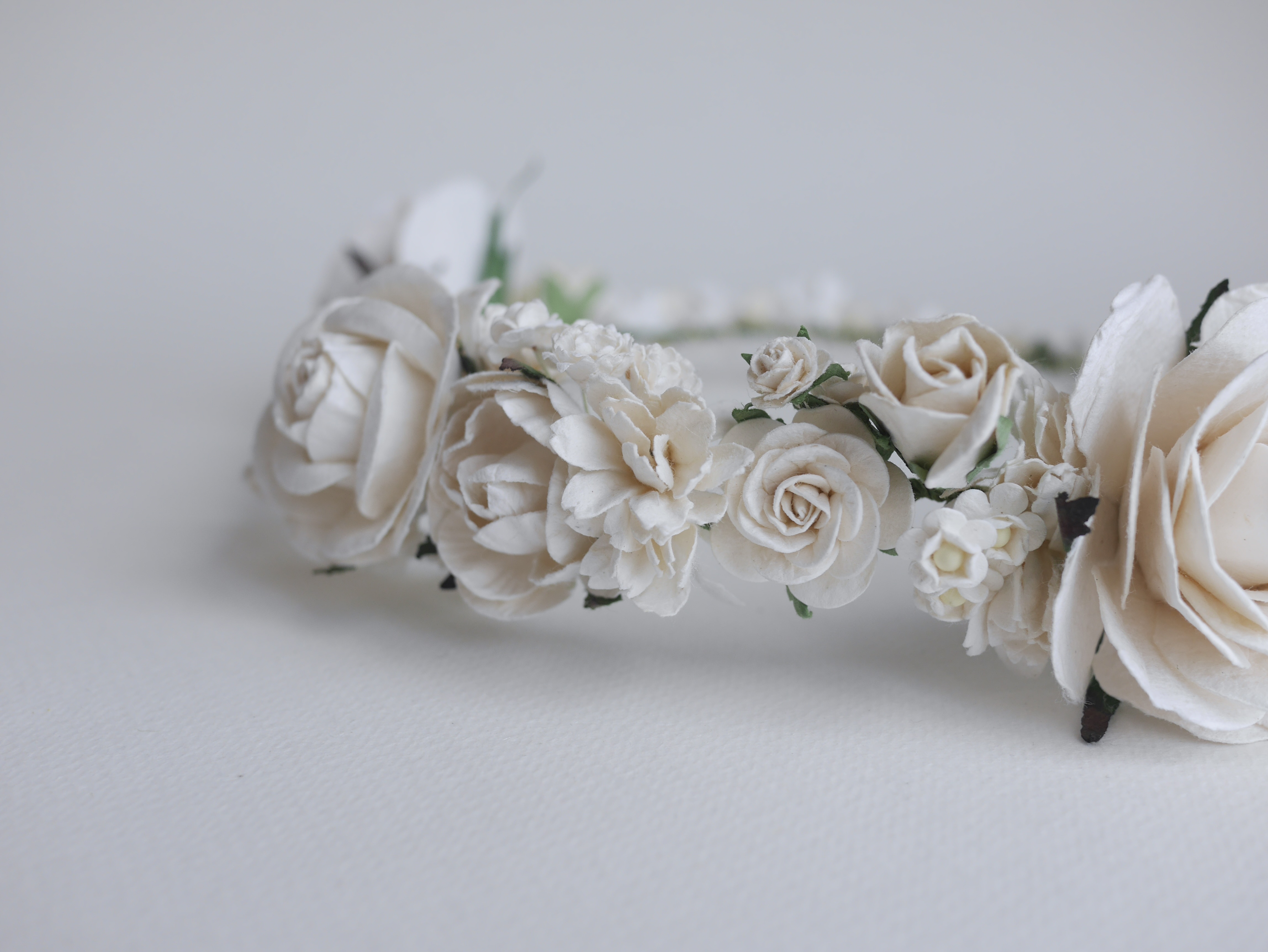 มงกุฎดอกไม้กระดาษ งานแต่งงาน งานรับปริญญา ดอกไม้ประดิษฐ์ งานประดิษฐ์ DIY โทนสีขาว ดอกกุหลาบกระดาษสา และดอกไม้กระดาษสาขนาดเล็ก Handmade corsages 1 ชิ้น DIY corsage white tone, big rose flowers 1 piece.