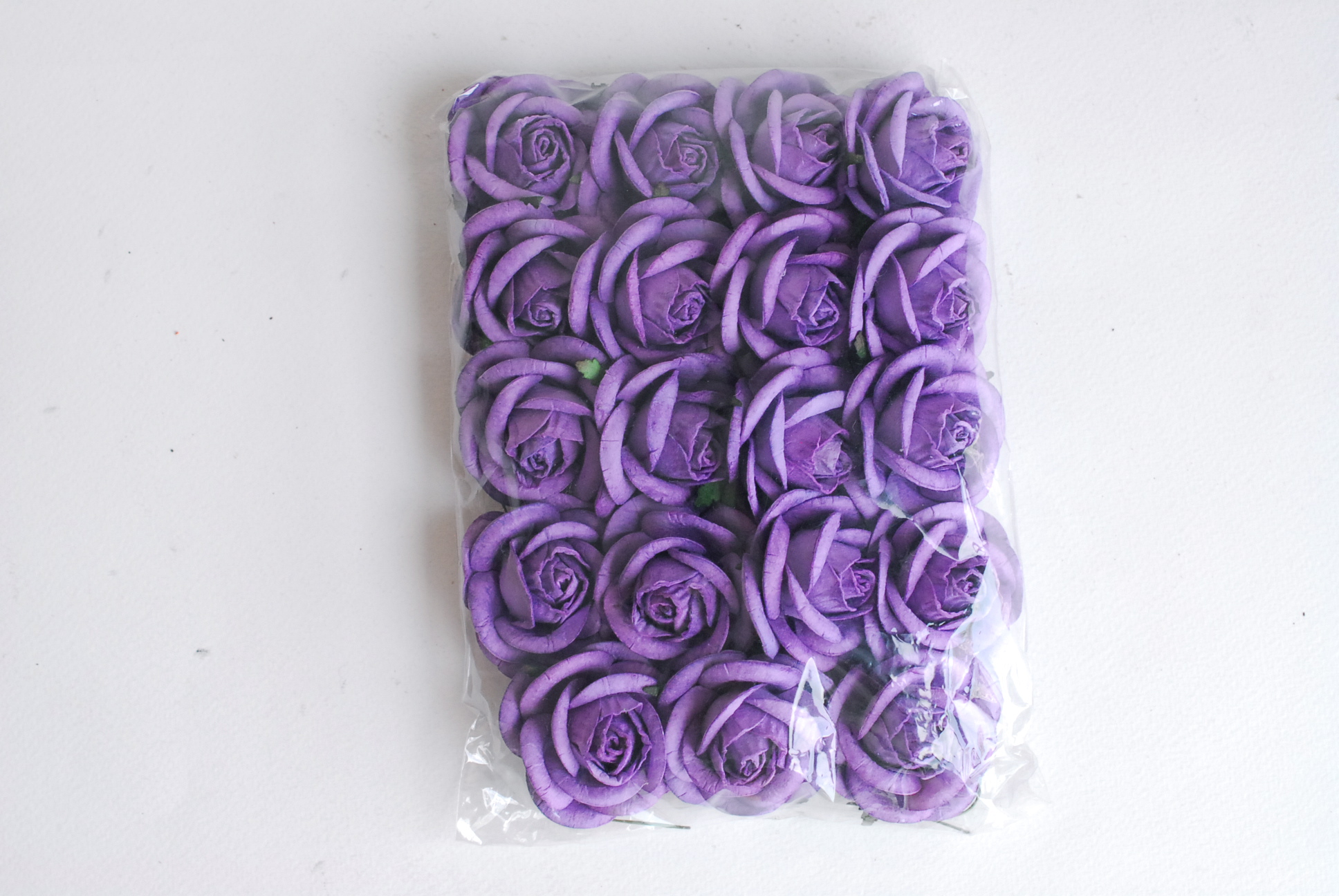 ดอกไม้กระดาษสาราคาส่ง, ดอกกุหลาบกระดาษสา ดอกไม้ประดิษฐ์ ตกแต่งงานแต่งงาน ขนาด 4.5 cm., สำหรับของชำร่วย, งานแต่งงาน, ดอกไม้ทำข้อมือเจ้าสาว สีม่วง Paper flower,20 Pieces mulberry rose, 4.5 cm. purple color.