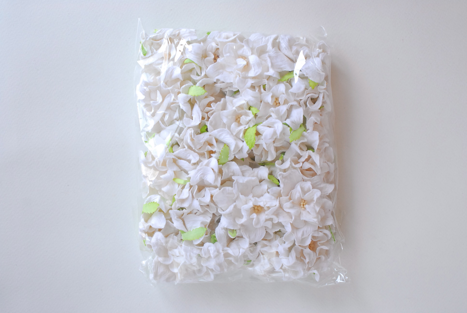 ดอกไม้กระดาษสา ราคาส่ง, ดอกการเดนเนียกระดาษสา ดอกไม้ประดิษฐ์ ตกแต่งงานแต่งงาน ประดิษฐ์ข้อมือเพื่อนเจ้าสาว ขนา่ด 5.5 cm., สำหรับของชำร่วย, งานแต่งงาน, ดอกไม้ทำข้อมือเจ้าสาว สีขาว จำนวน 25 ดอก Paper flower,25 Pieces mulberry gardenia flowers suppiles