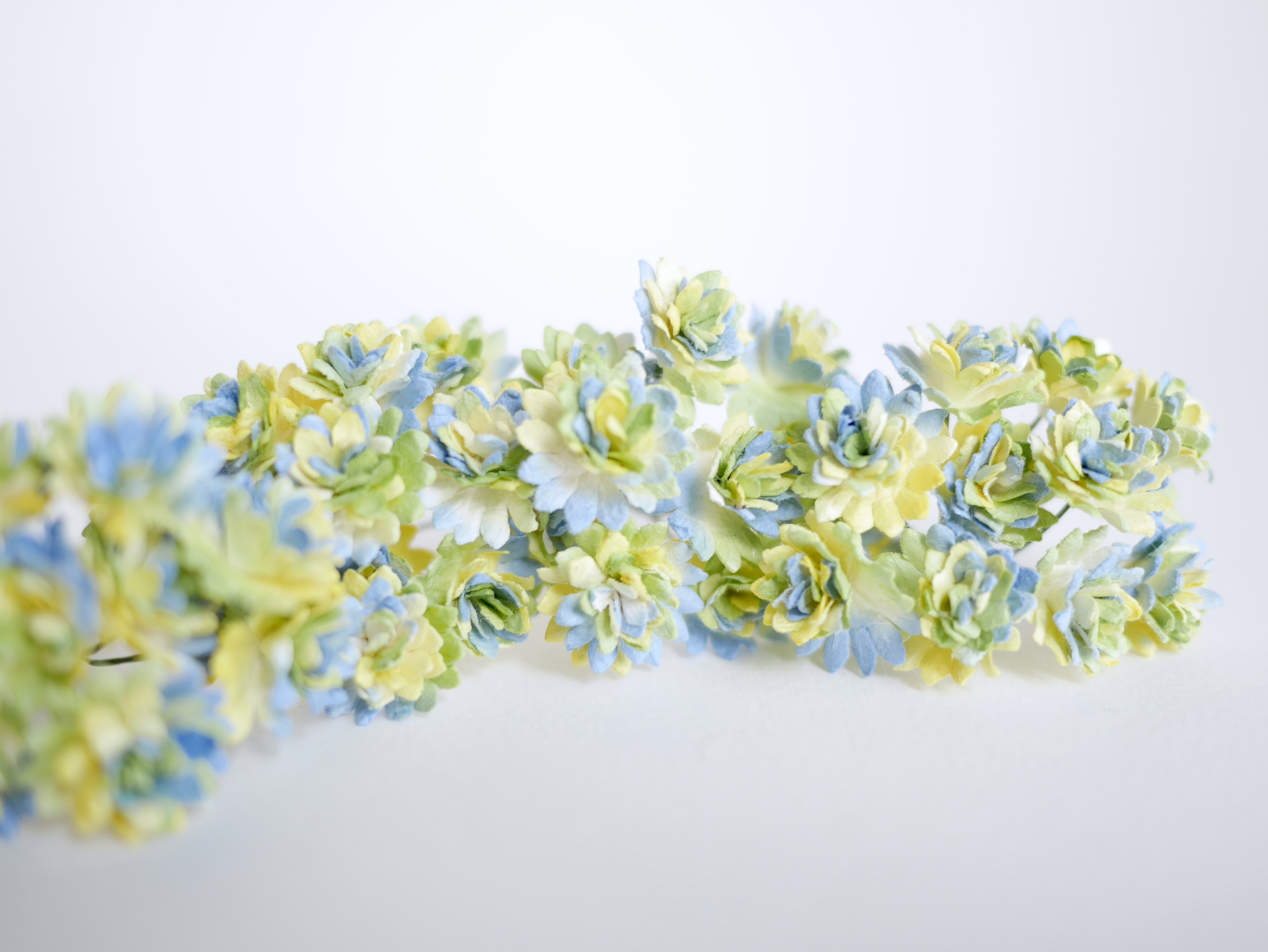 ดอกไม้ประดิษฐ์, ดอกไม้กระดาษสา, ดอก gypsophila, ดอกยิปโซใหญ่ งานประดิษฐ์ตกแต่งของชำร่วย, ดอกไม้ทำพานพุ่ม,พานพวงมาลัย, พานรับไหว้, ขนาด 1.5 cm. สีบาติก (ฟ้า เหลือง เขียว)