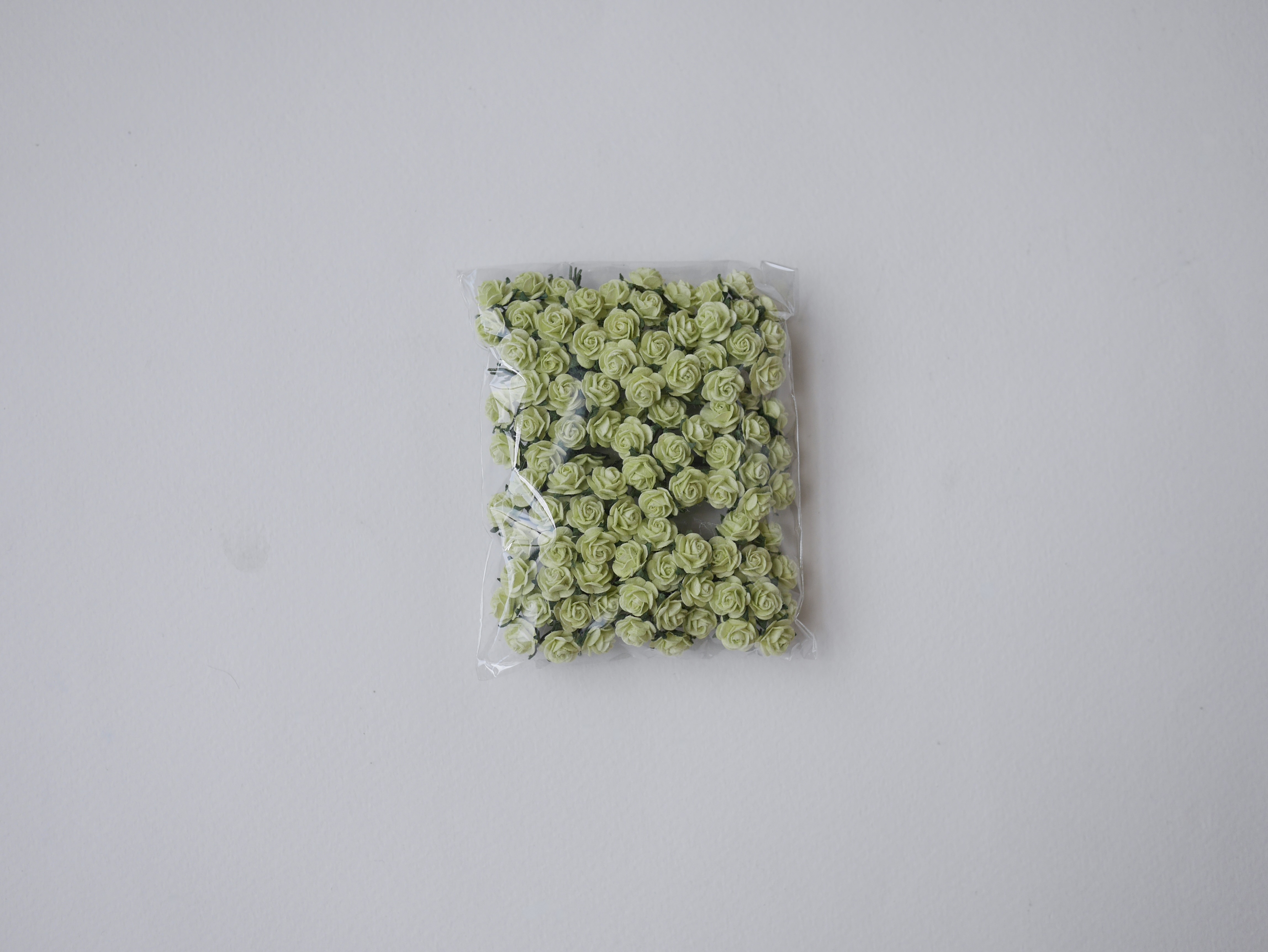 ดอกไม้กระดาษสาสำหรับตกแต่ง ของชำร่วย ดอกกุหลาบกระดาษสา ดอกไม้จิ๋ว สีเขียวอ่อน fresh green ขนาด 0.8 cm. จำนวน 100 ดอก/1 ถุง