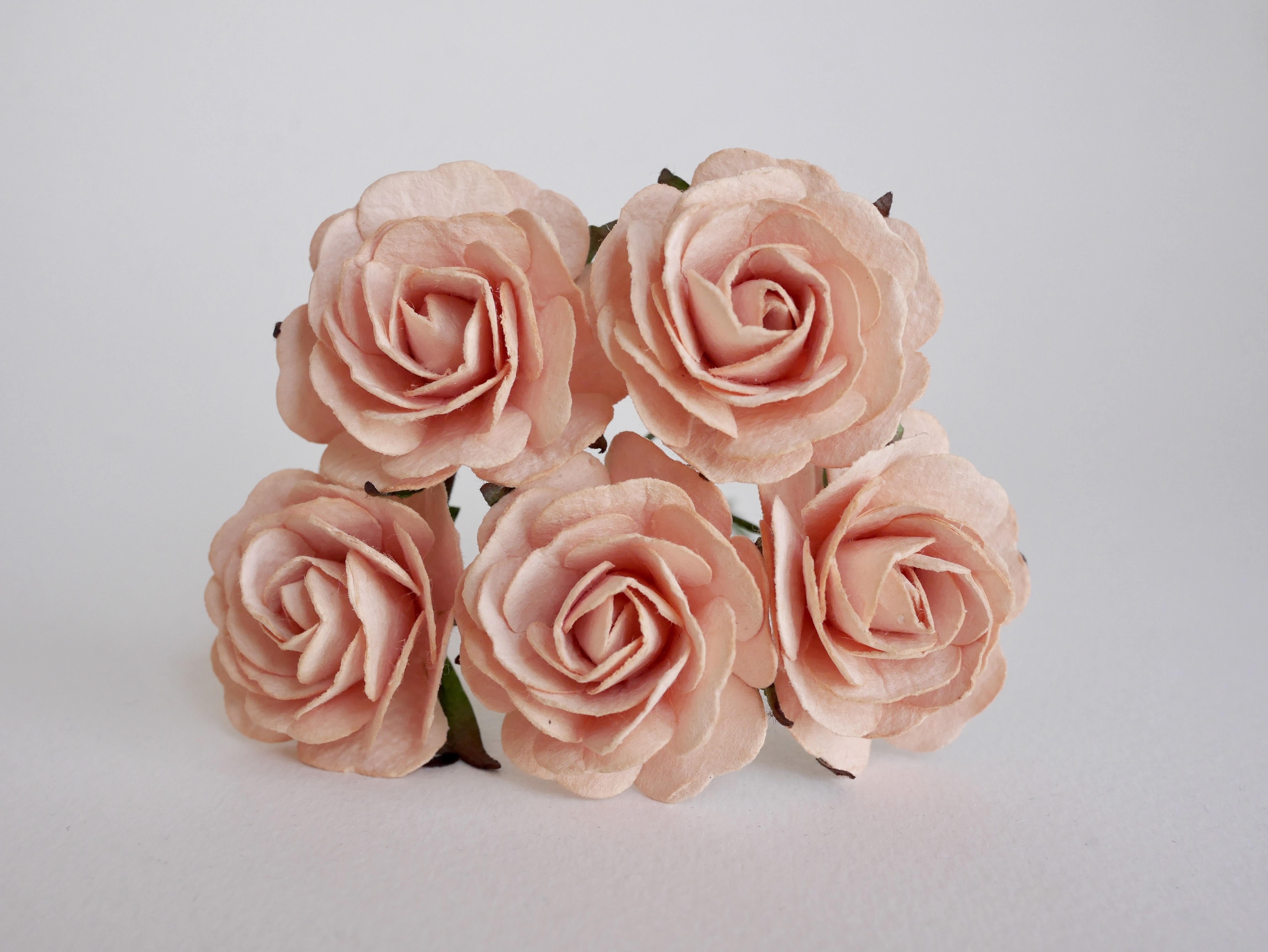 ดอกไม้กระดาษสา ราคาส่ง, ดอกกุหลาบกระดาษสา ดอกไม้ประดิษฐ์ สำหรับตกแต่ง หรืองานแต่งงาน สีพีช ขนาด 3.5 cm. จำนวน 25 ดอก Paper flowers, handmade flowers, small roses paper size 3.5 cm. 25 pieces, peach color.