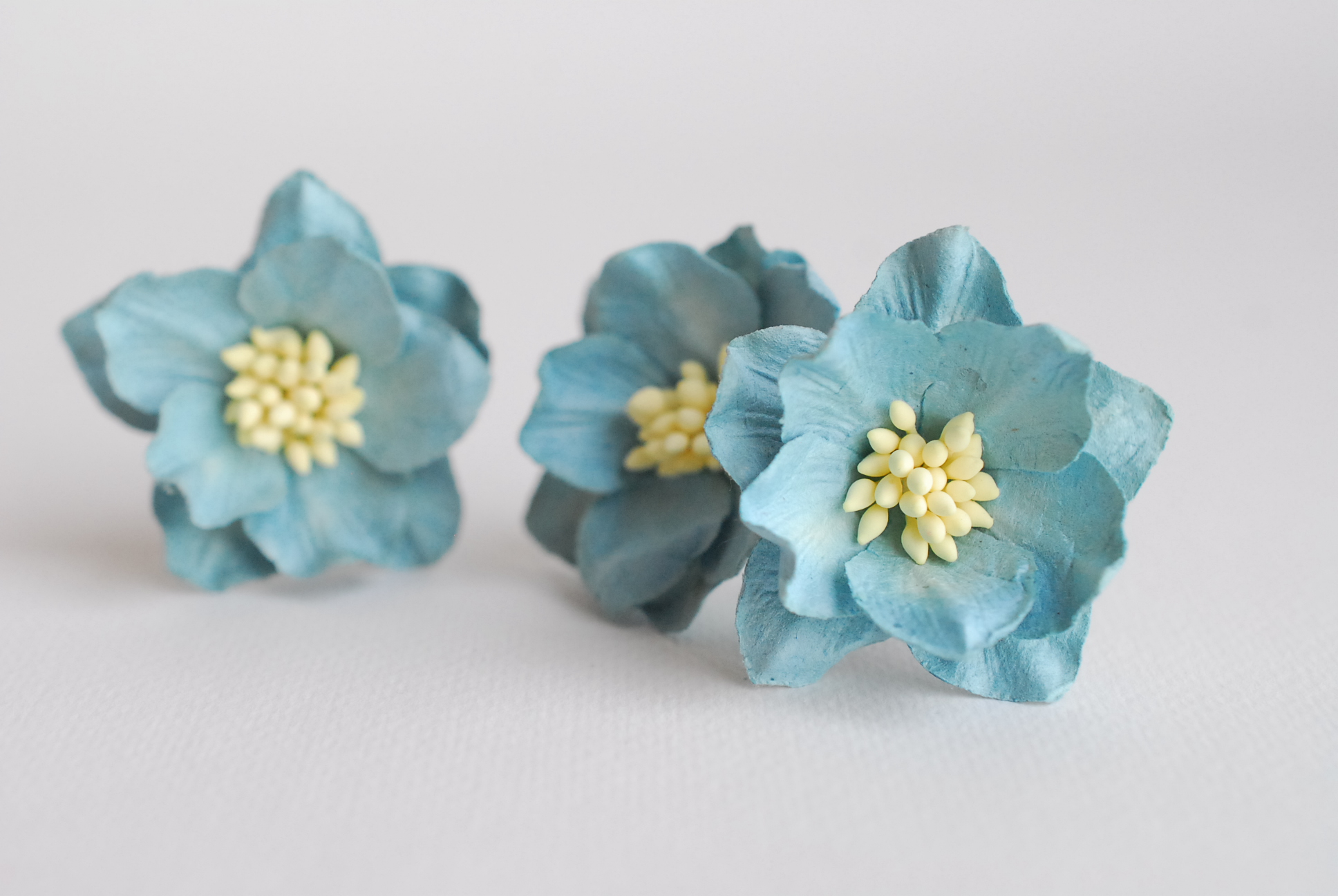 ดอกไม้กระดาษสา ดอกโลตัสอินโดนิเซียกระดาษ ดอกไม้กระดาษสาราคาส่ง ดอกไม้กระดาษสำหรับตกแต่งของชำร่วย งานแต่งงาน ทำช่อดอกไม้ติดอกเจ้าบ่าว ข้อมือดอกไม้เจ้าสาว ขนาด3.5 cm. 25 ดอก สีน้ำเงินตุ่น Paper flowers supplies: DIY wedding tools Big Cherry blossom (Lotus I