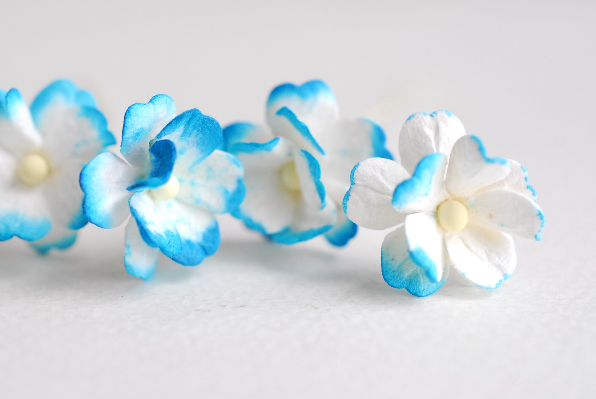 ดอกไม้กระดาษสา ราคาส่ง, ดอกไฮเดรนเยียกระดาษสา ดอกไม้ประดิษฐ์ ตกแต่งงานแต่งงาน ประดิษฐ์ข้อมือเพื่อนเจ้าสาว ขนา่ด 1.5 cm., สำหรับของชำร่วย, งานแต่งงาน, ดอกไม้ทำข้อมือเจ้าสาว สีฟ้าปัดขาว blue sky brush white จำนวน 100 ดอก Paper flower,100 Pieces mulberry hyd