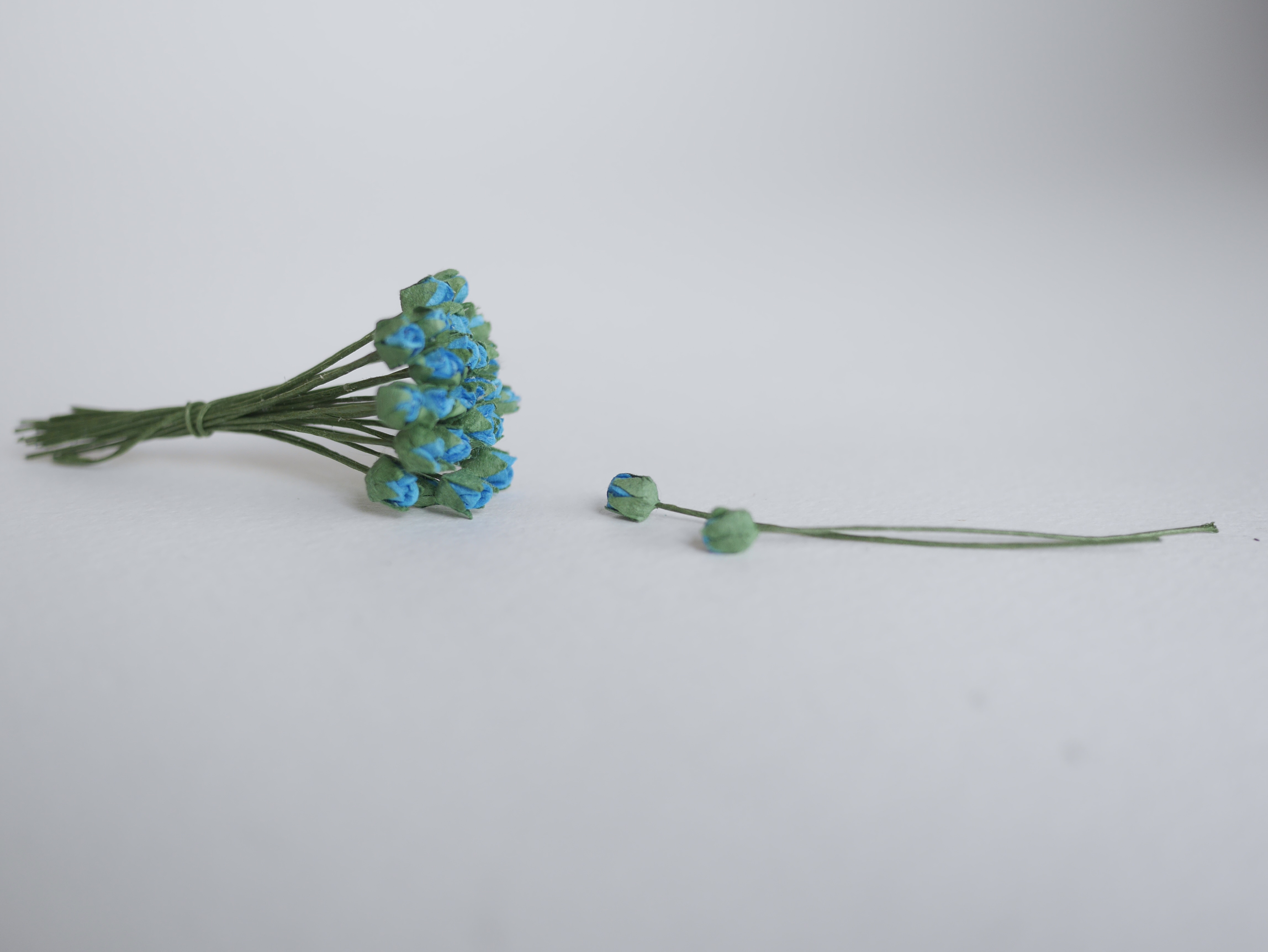 ดอกไม้กระดาษสา ดอกไม้กระดาษสา จตุจักร งานประดิษฐ์ ดอกไม้ทำข้อมือเพื่อนเจ้าสาว แต่งงาน, ดอกกุหลาบตูมจิ๋ว 100 ดอก สีน้ำเงินน้ำทะเล ขนาด 0.3x0.5 cm. paper flowers, budding roses flower 0.5x0.8 cm. 100 pieces. blue aqua color.