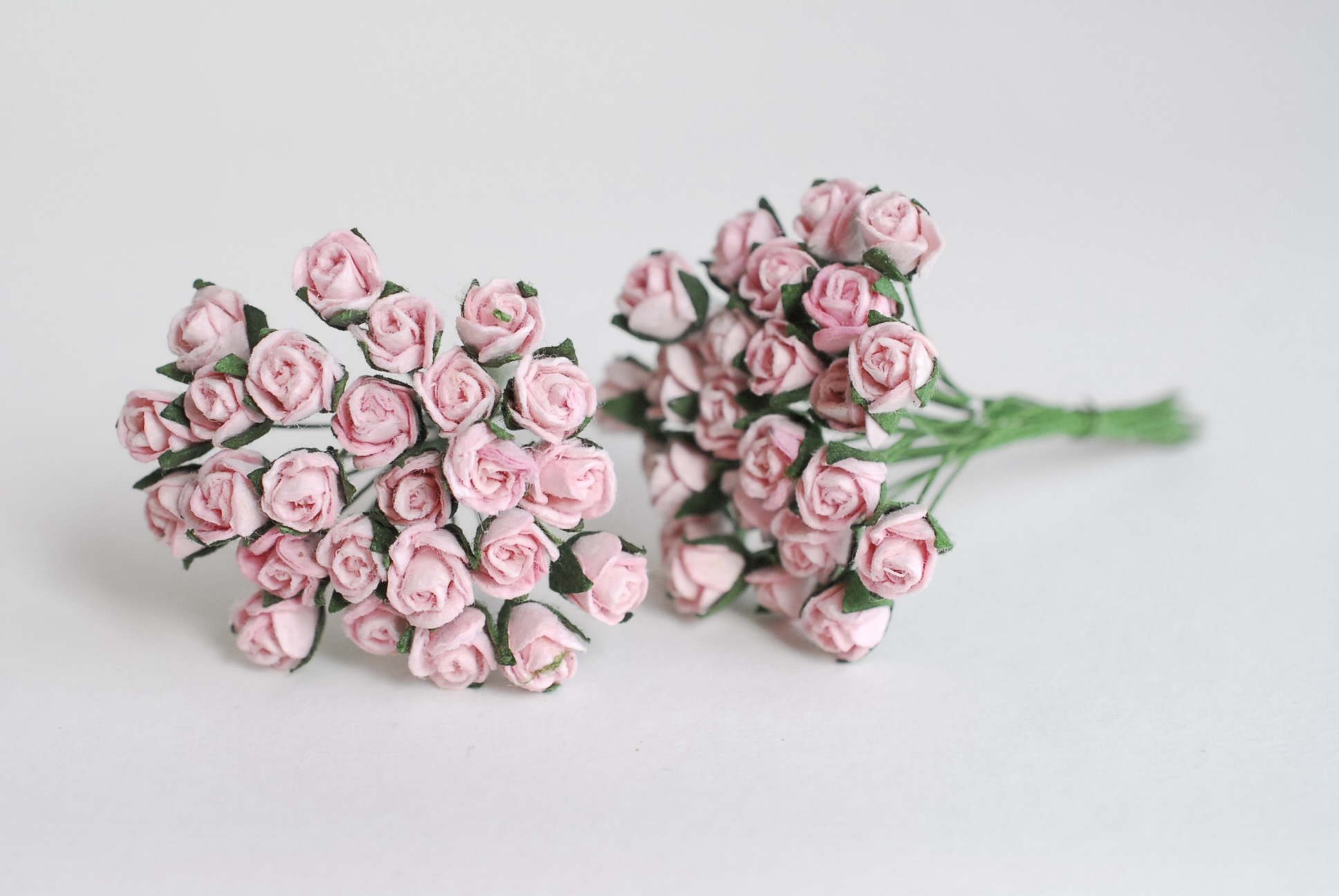 ดอกไม้กระดาษสา ดอกไม้กระดาษสา จตุจักร งานประดิษฐ์ ดอกไม้ทำข้อมือเพื่อนเจ้าสาว แต่งงาน, ดอกกุหลาบตูม 50 ดอก สีชมพู ขนาด 0.8x 0.8 cm. paper flowers, budding roses flower 0.8 x0.8 cm. 50 pieces.pink color